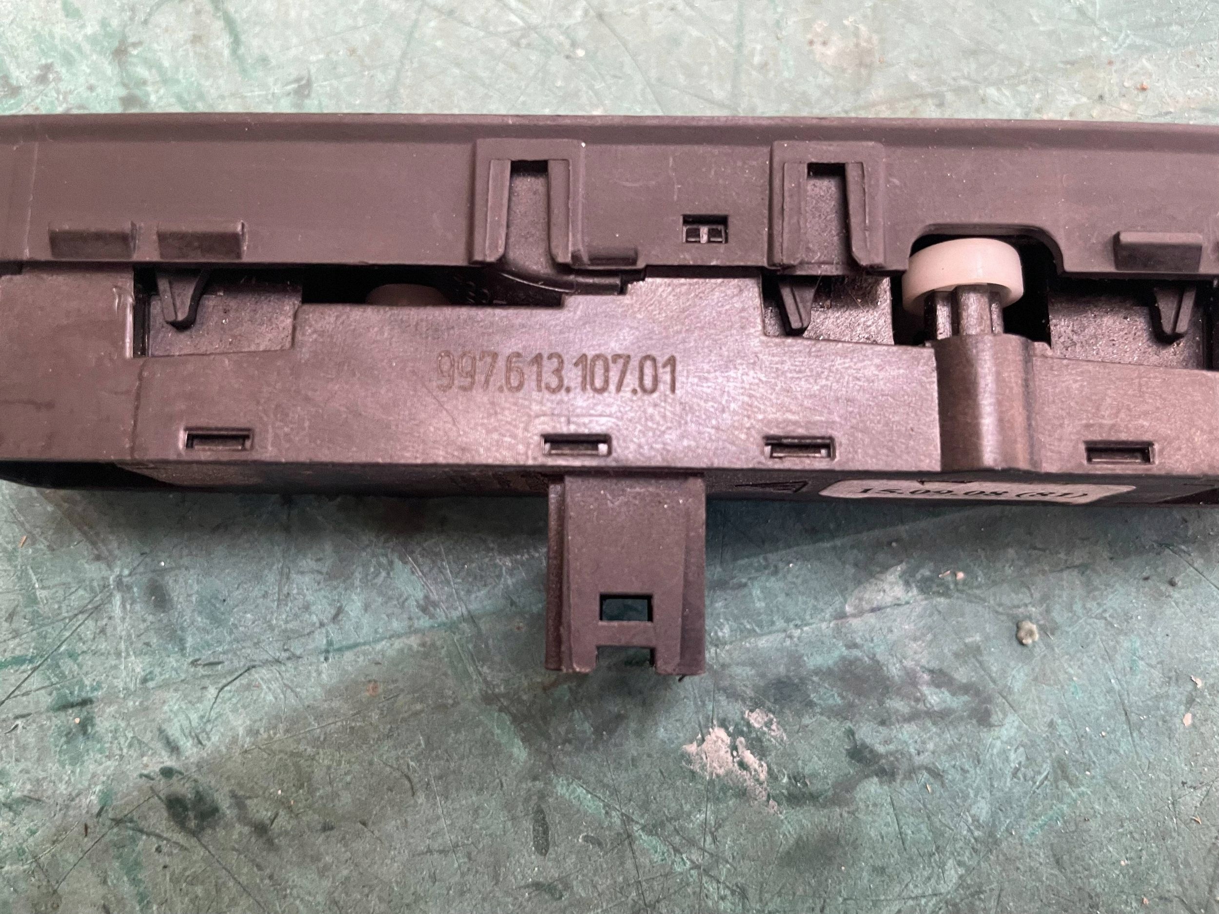 Bouton pour l’ouverture du capot PORSCHE 997 99761310701 @M