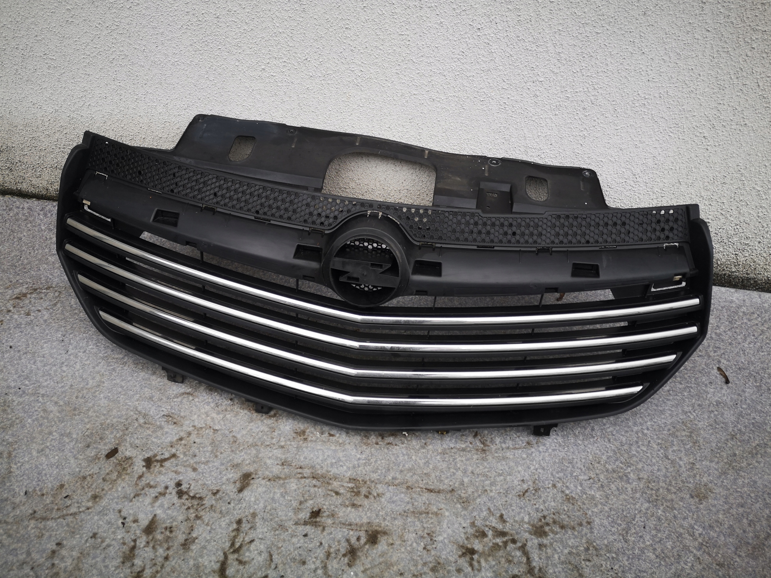 opel VIVARO b 2 II 2014- 14- решетка радиатора