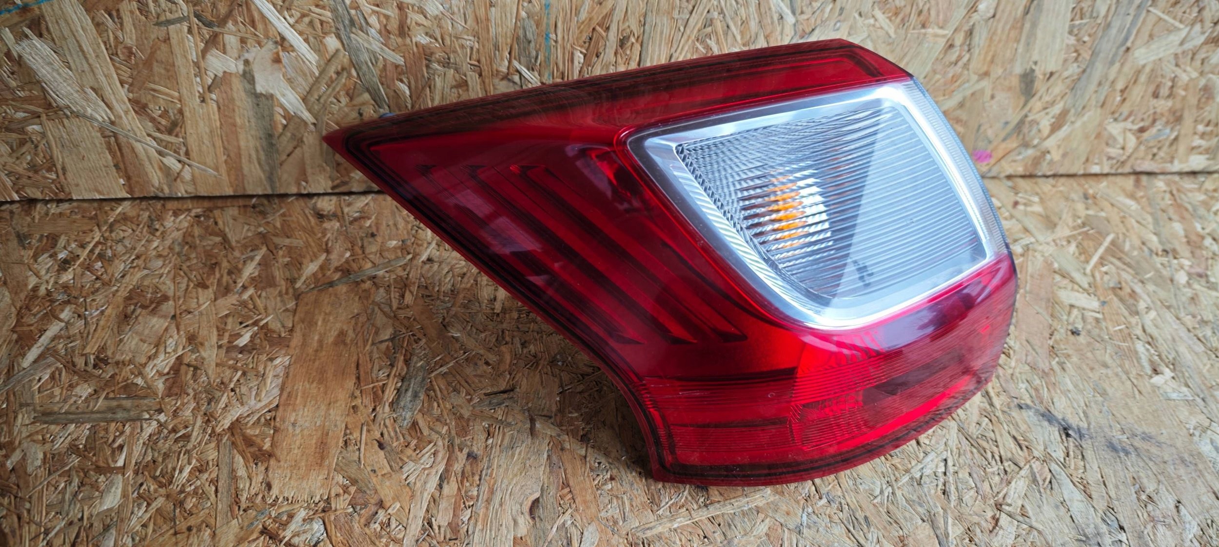 light rear w klapie rear part side left Ford C-MAX II AM5113405AD
