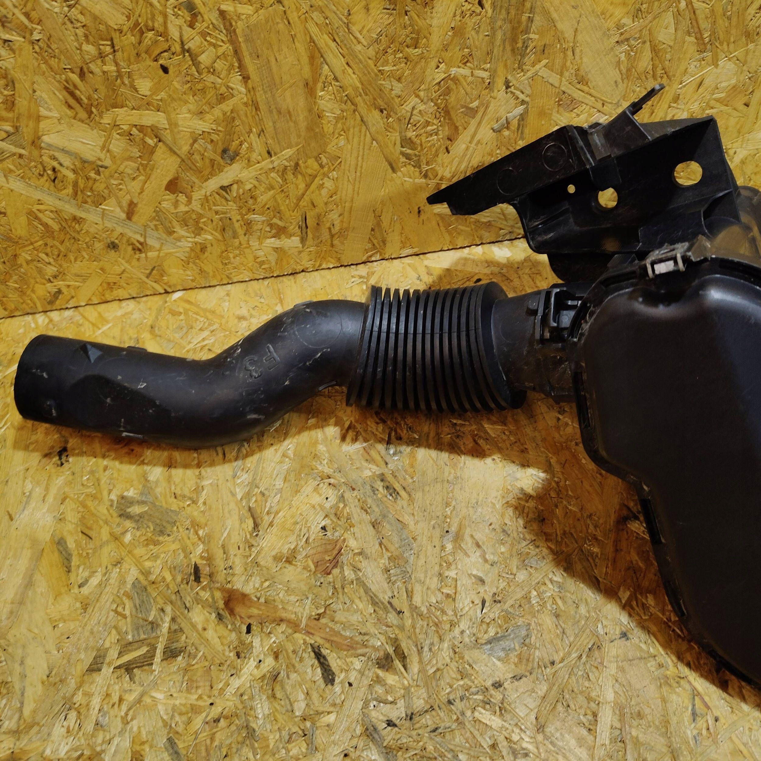 Peugeot 508 2015 Rezonator / air hose