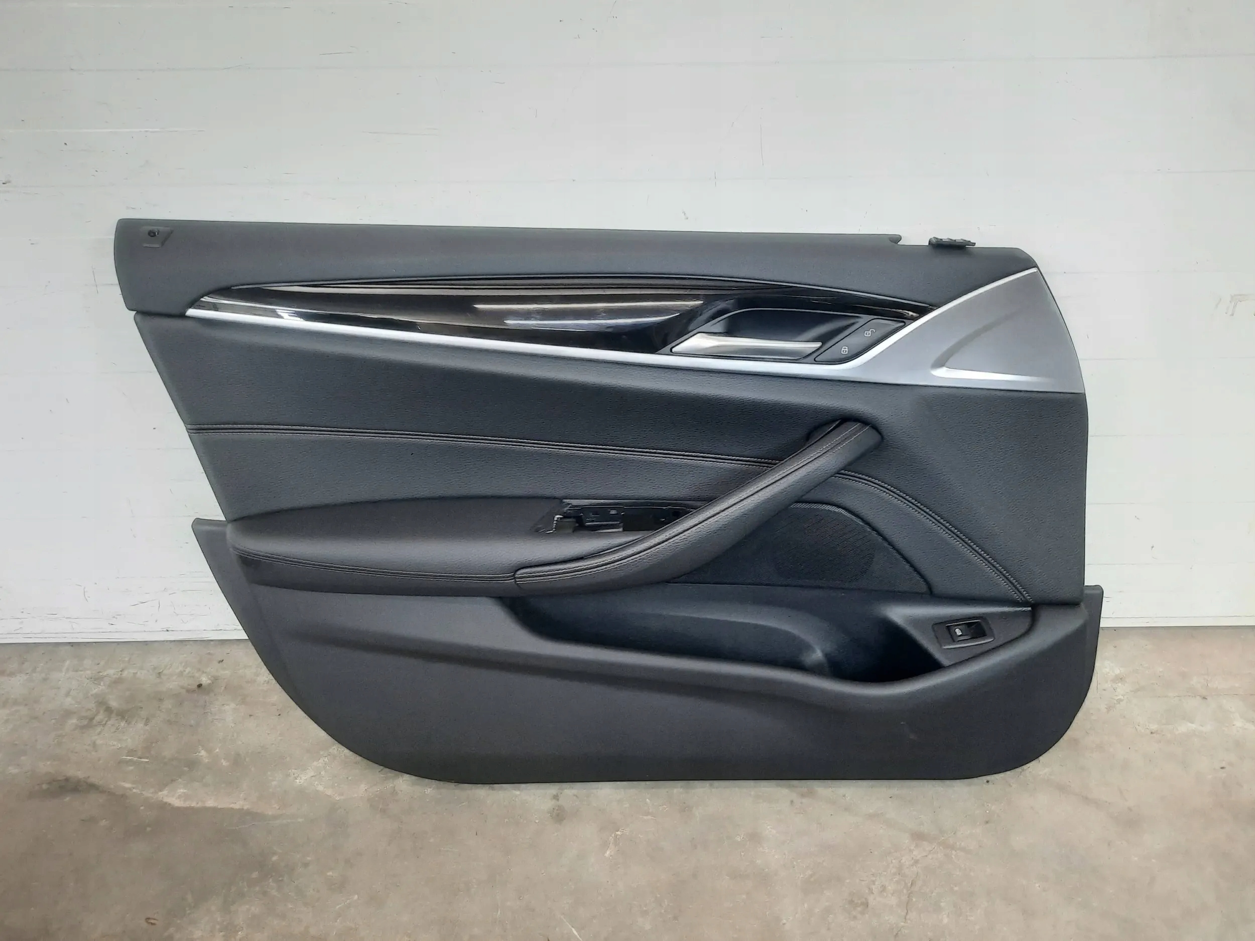 BMW 5 G30 G31 ОБШИВКА ОБИВКА ДВЕРИ ЛЕВЫЙ ПЕРЕД ЛЕВ.