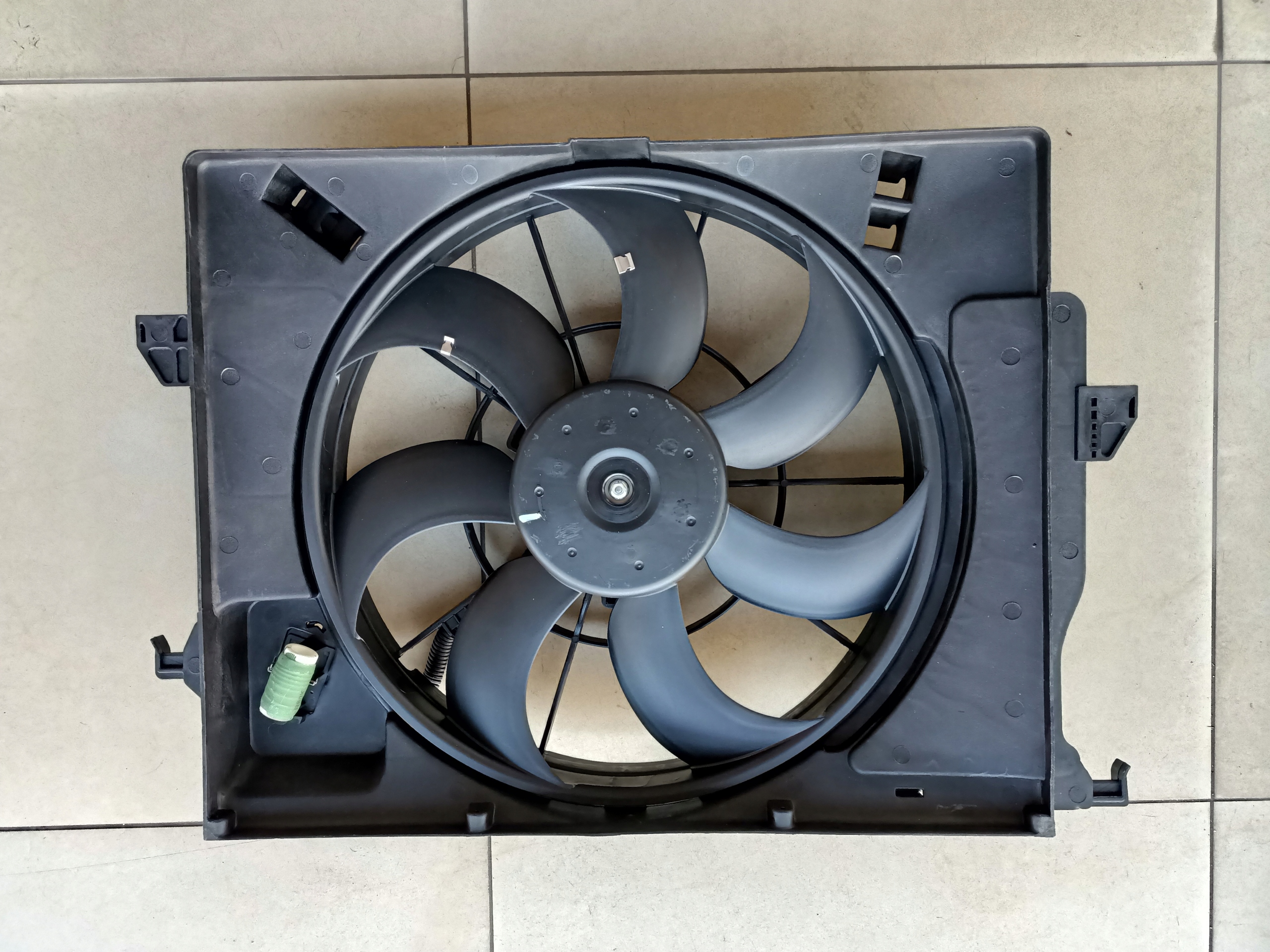 WENTYLATOR OBUDOWA CHŁODNICY HYUNDAI I20 GB 2014- Wersja Europejska