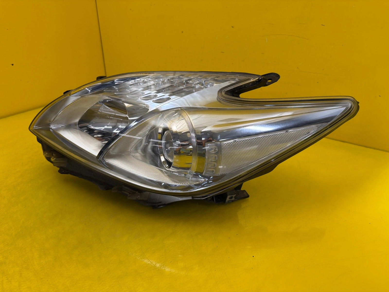 light left front Toyota Prius III + plus 12-16