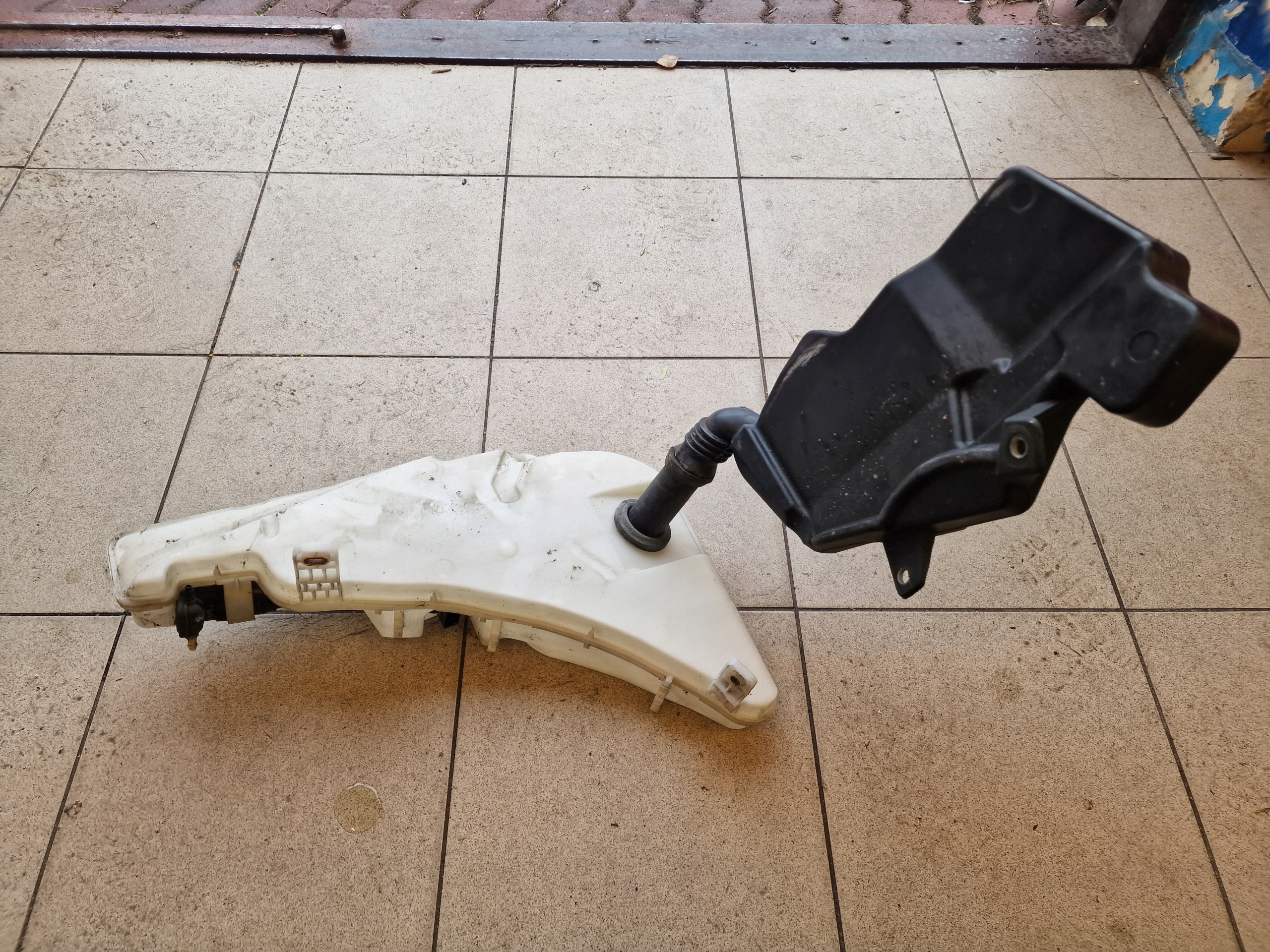 4G1955462 4G8955451D - Бачок омывателя ксенона Audi A6 C7