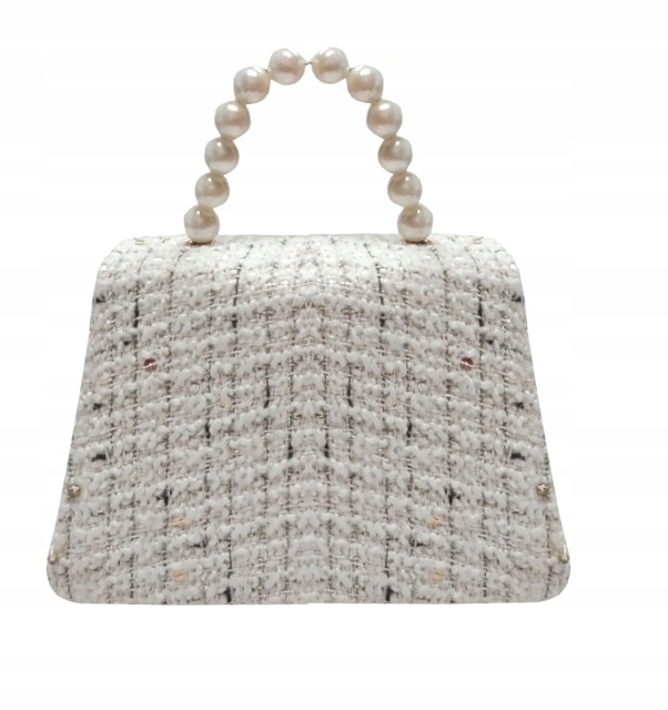 TOREBKA KUFEREK MINI ELEGANCKA PERŁY OZDOBIONA KWIATY SZTYWNA NA ŁAŃCUSZKU Marka bez marki