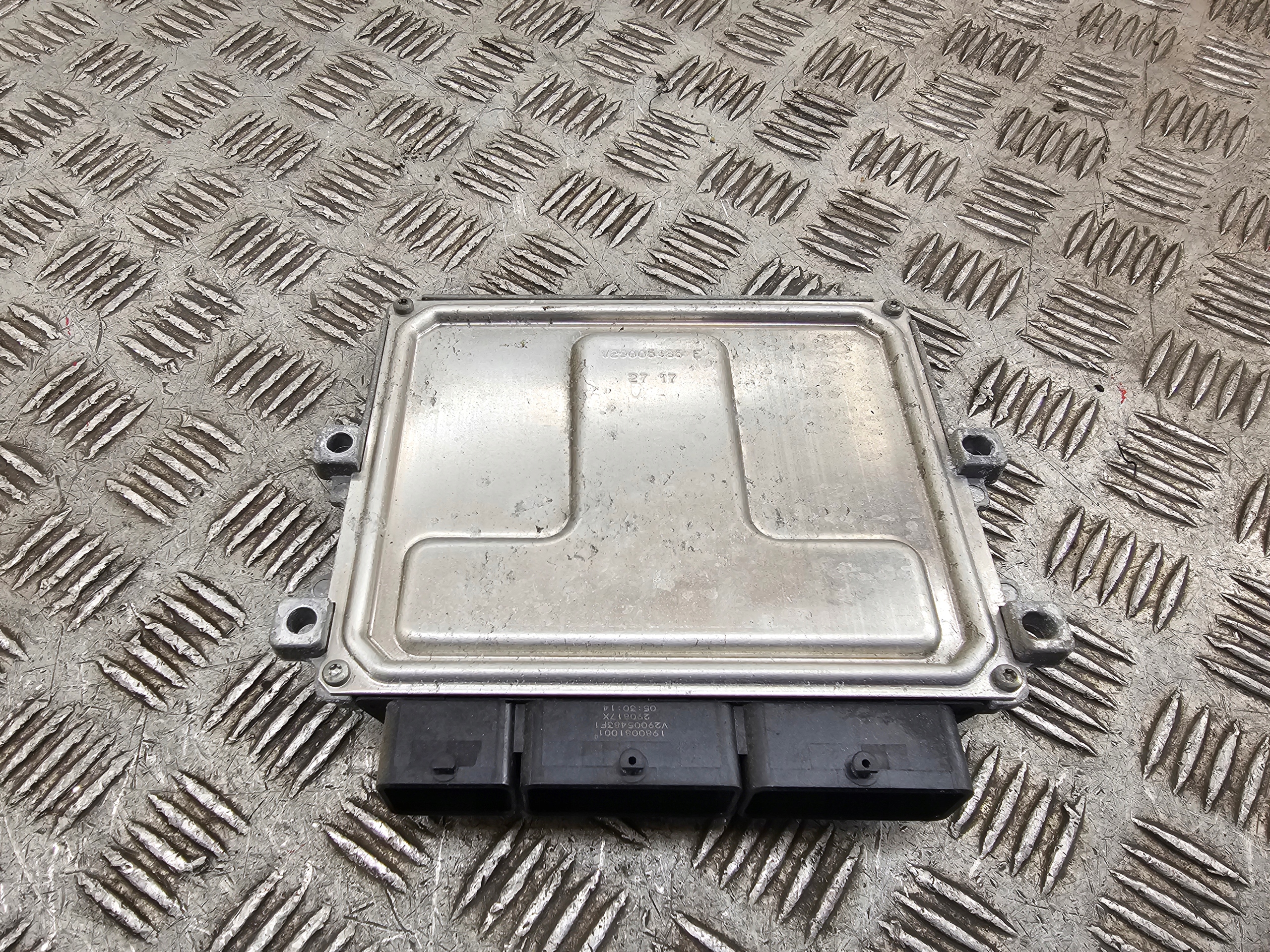computer control unit of the engine RENAULT CLIO IV 0.9 TCE OE 237109221R