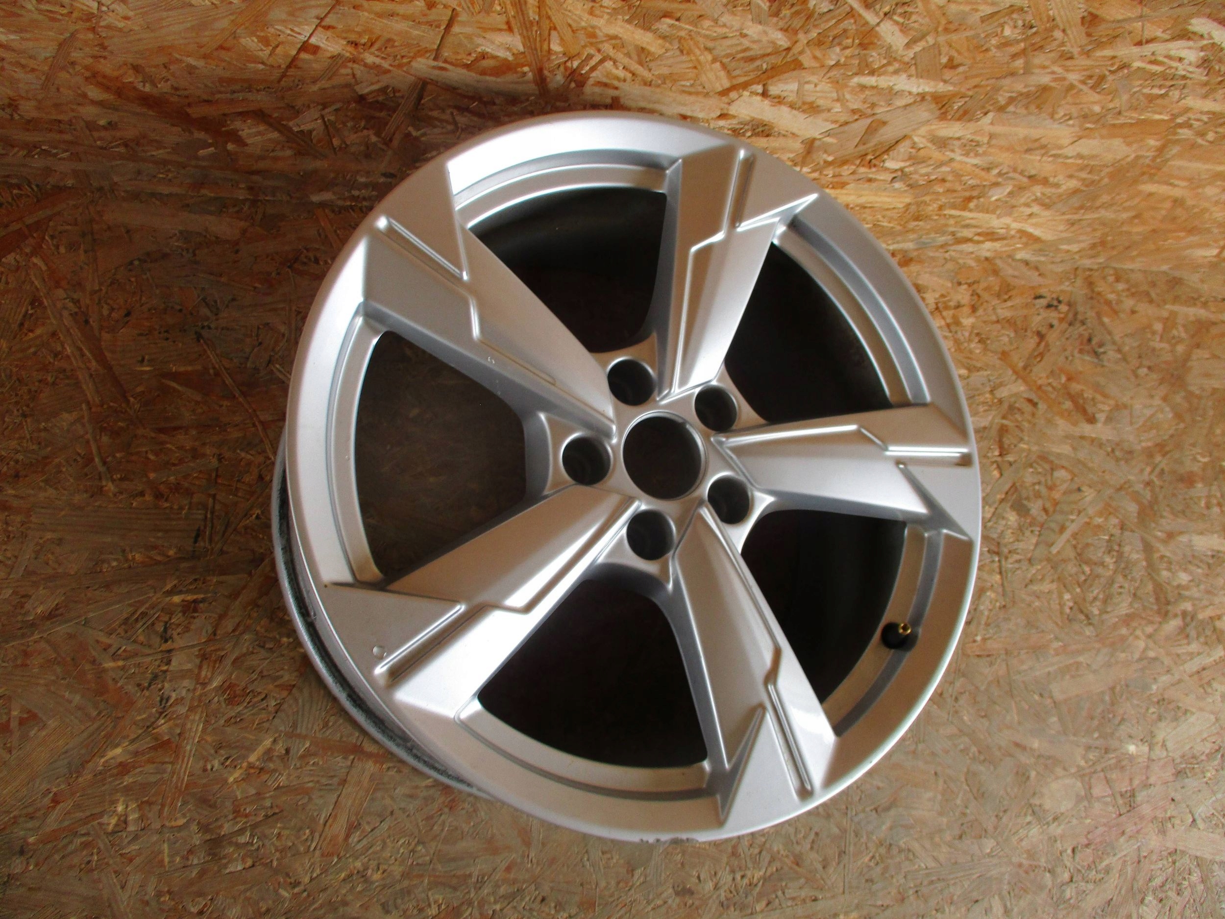 AUDI A6 C8 disk hliníkový 8Jx18 ET39 5x112