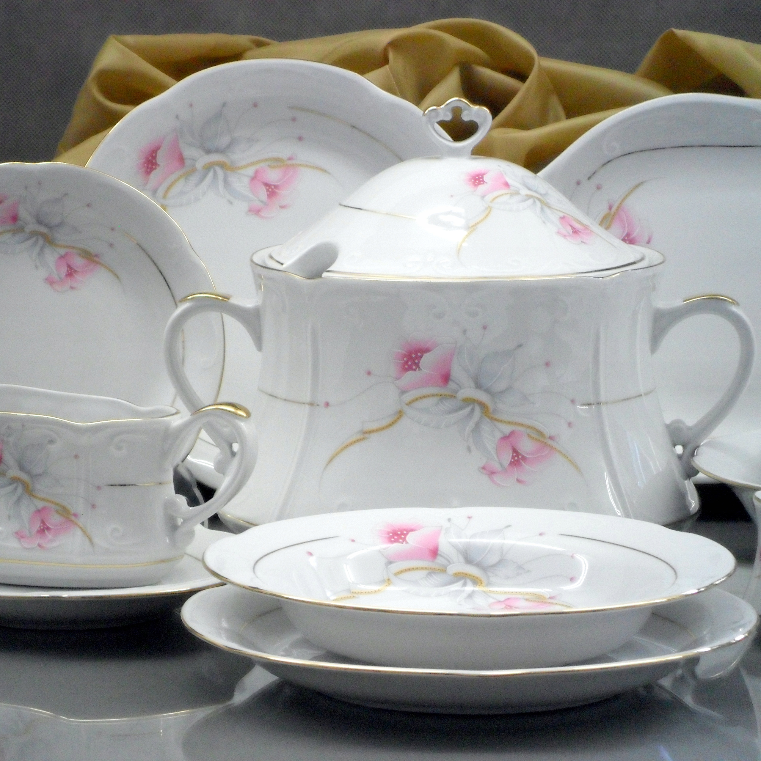 Serwis obiadowo-kawowy z porcelany z dekoracją kalkomania