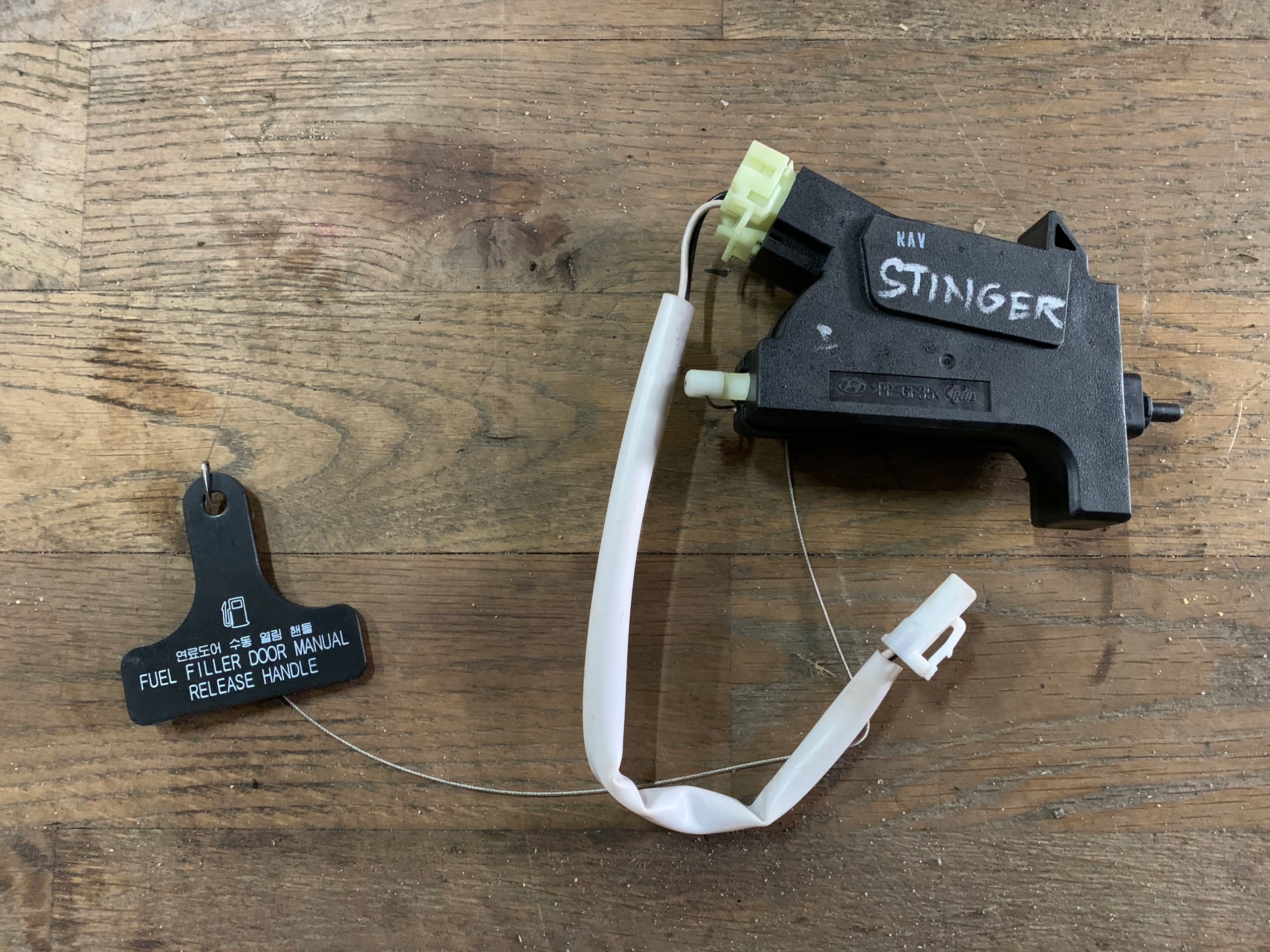 KIA STINGER ЗАМОК ПАЛИВНОГО БАКА МЕХАНІЗМ ТРОС