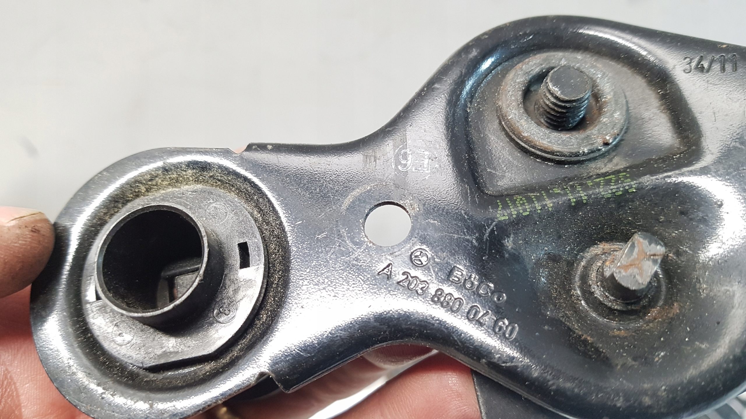 ZAMEK RYGIEL MASKI ODBÓJ W203 W211 W219 2038800060 Typ samochodu Samochody osobowe