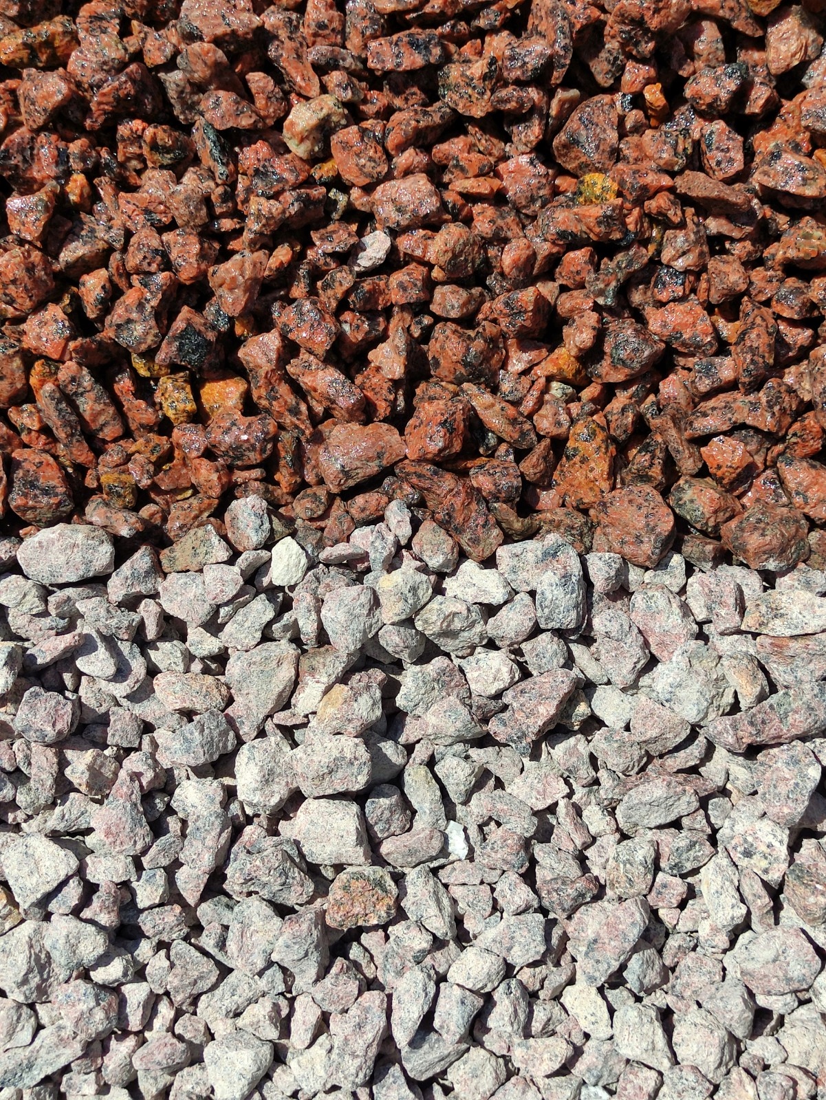 Kámen stelivo do zahrady granit červený černý granitový Vanga 24 kg