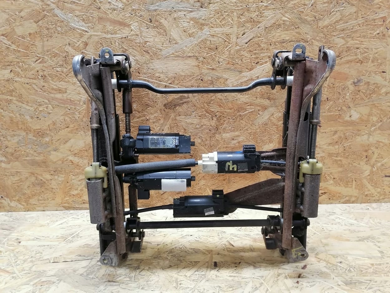 Основание двигателя левое сиденье Chrysler 300M