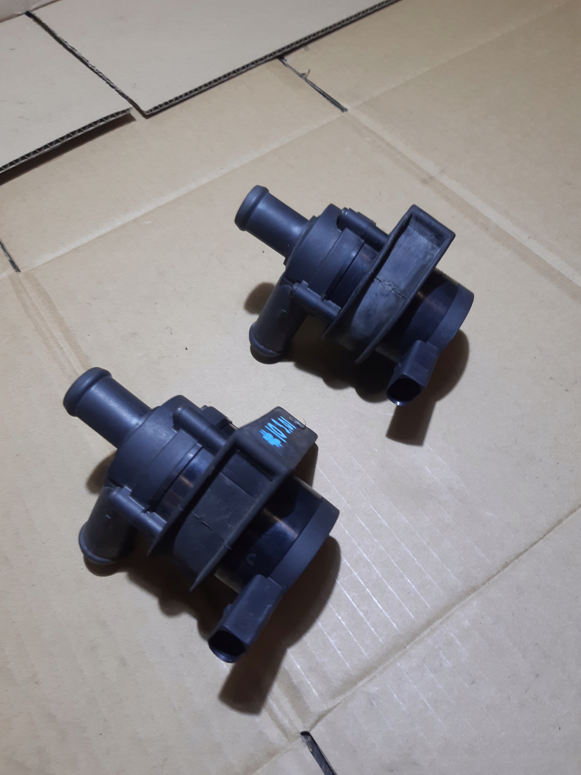 AUDI A4 B8 A5 Q5 dodatková pumpa pumpa vody 06H965561