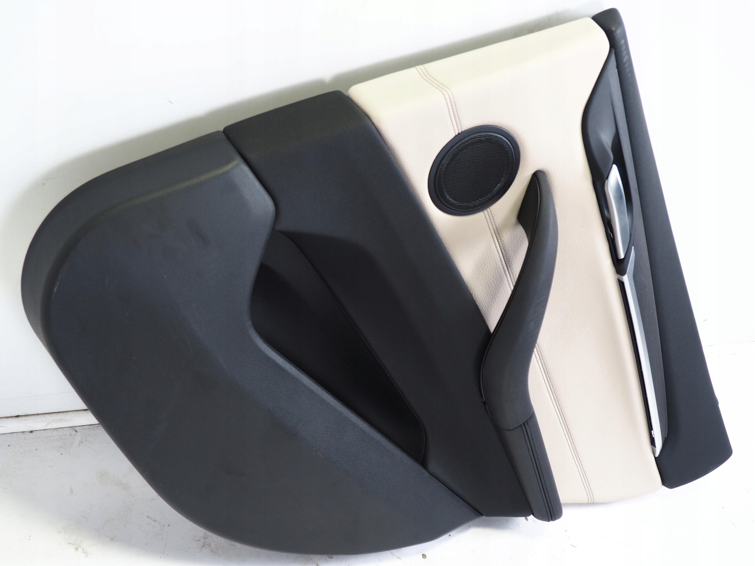 TAPICERKA DRZWI BOCZEK PRAWY TYŁ TYLNY BMW X1 F48 Producent części BMW OE