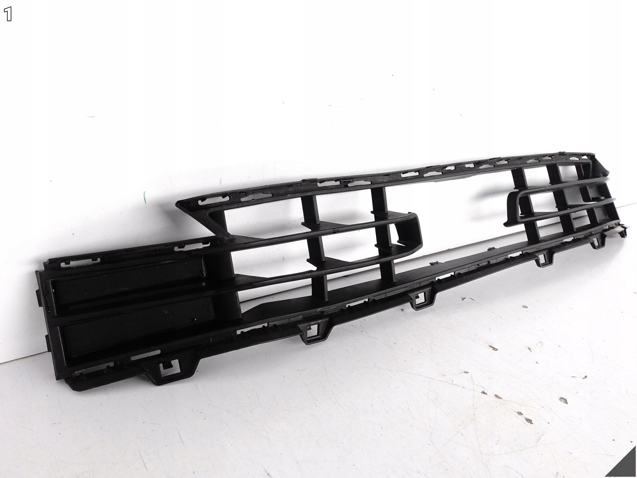 BMW 1 F40 19-24 central lower grid grille intake W bumper front
