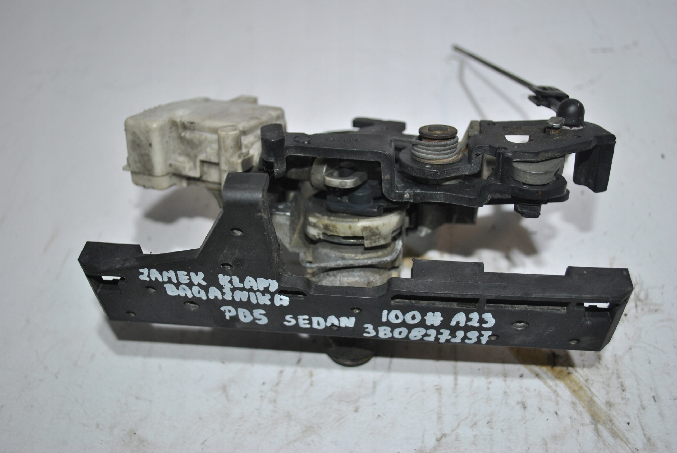 Замок багажника VW PASSAT B5 3B0827297G