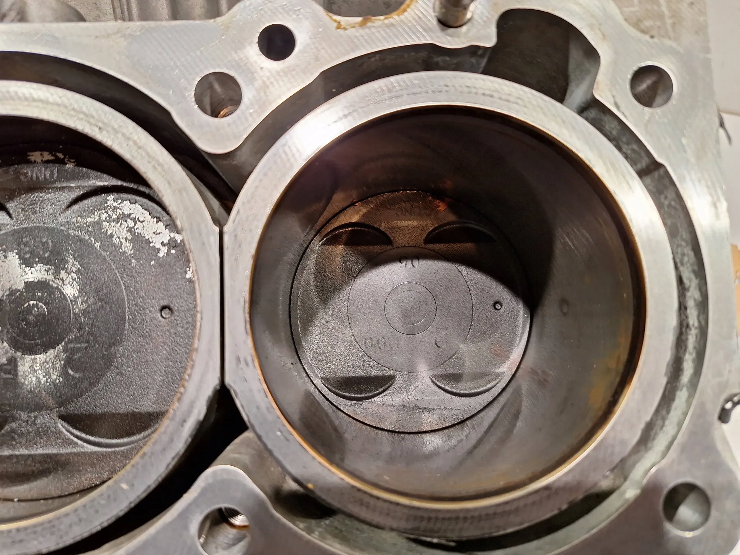 Blok dół silnika V4YB713 Renault Laguna III 3.5 V6 07- Numer katalogowy części V4YB713