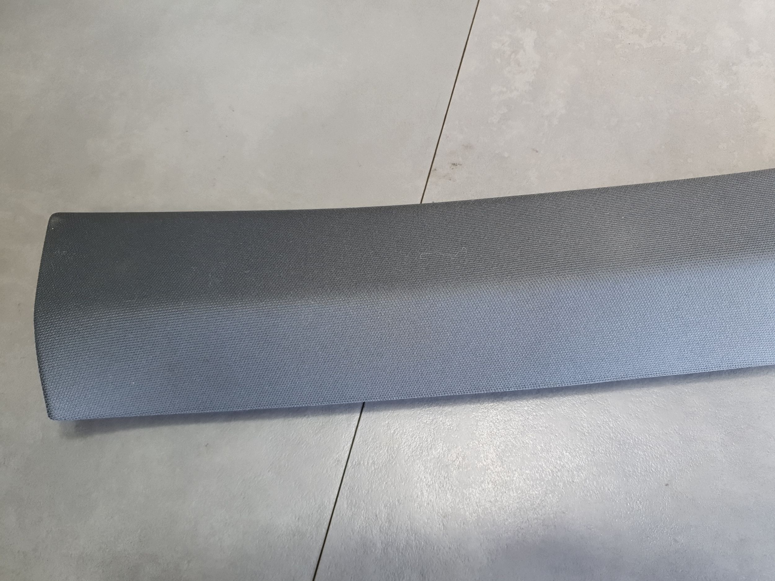 Audi A3 8Y Blende Abdeckung slupka A rechts 8Y0867234B