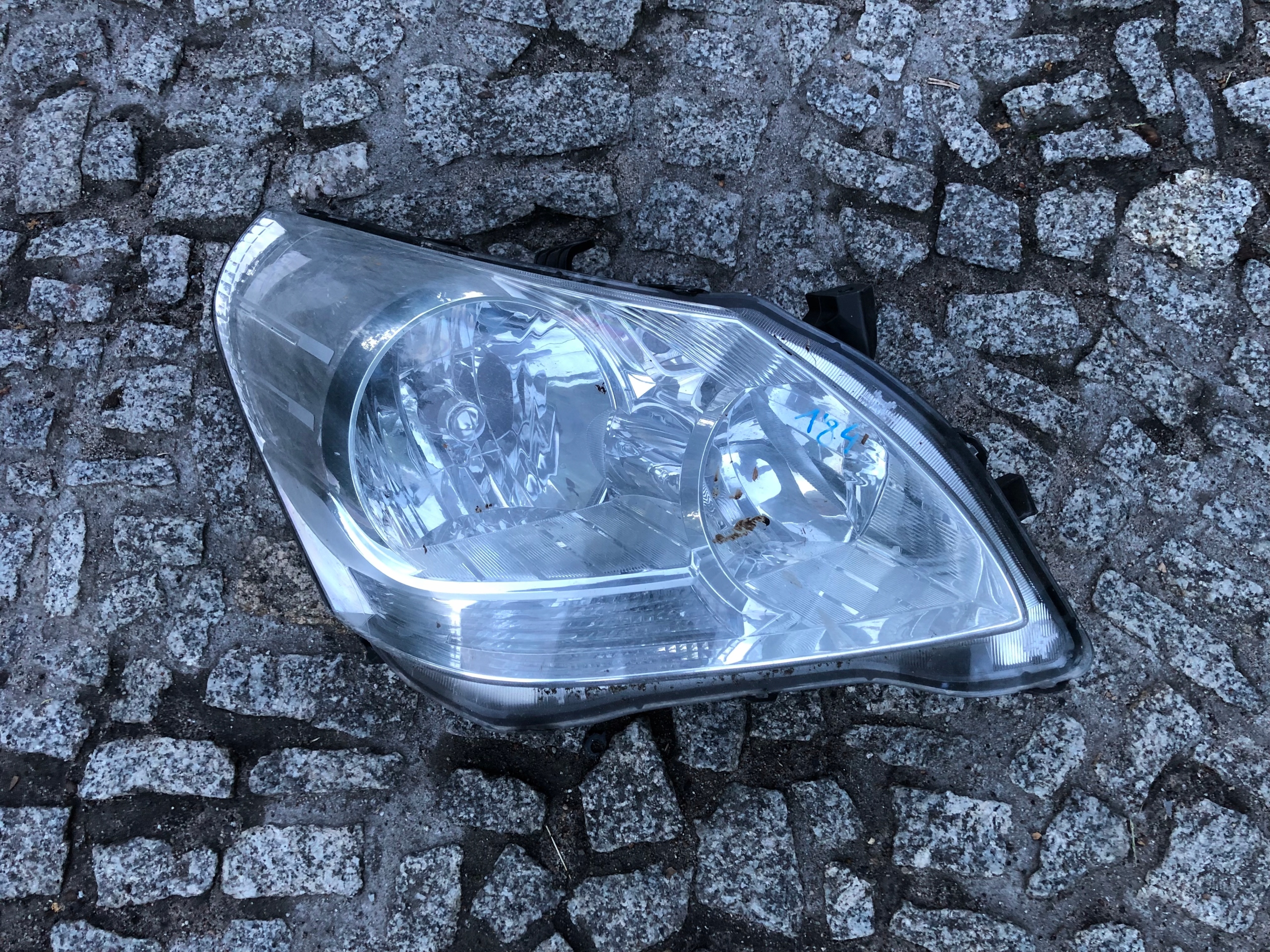 LAMPA PRAWA PRZÓD TOYOTA YARIS VERSO