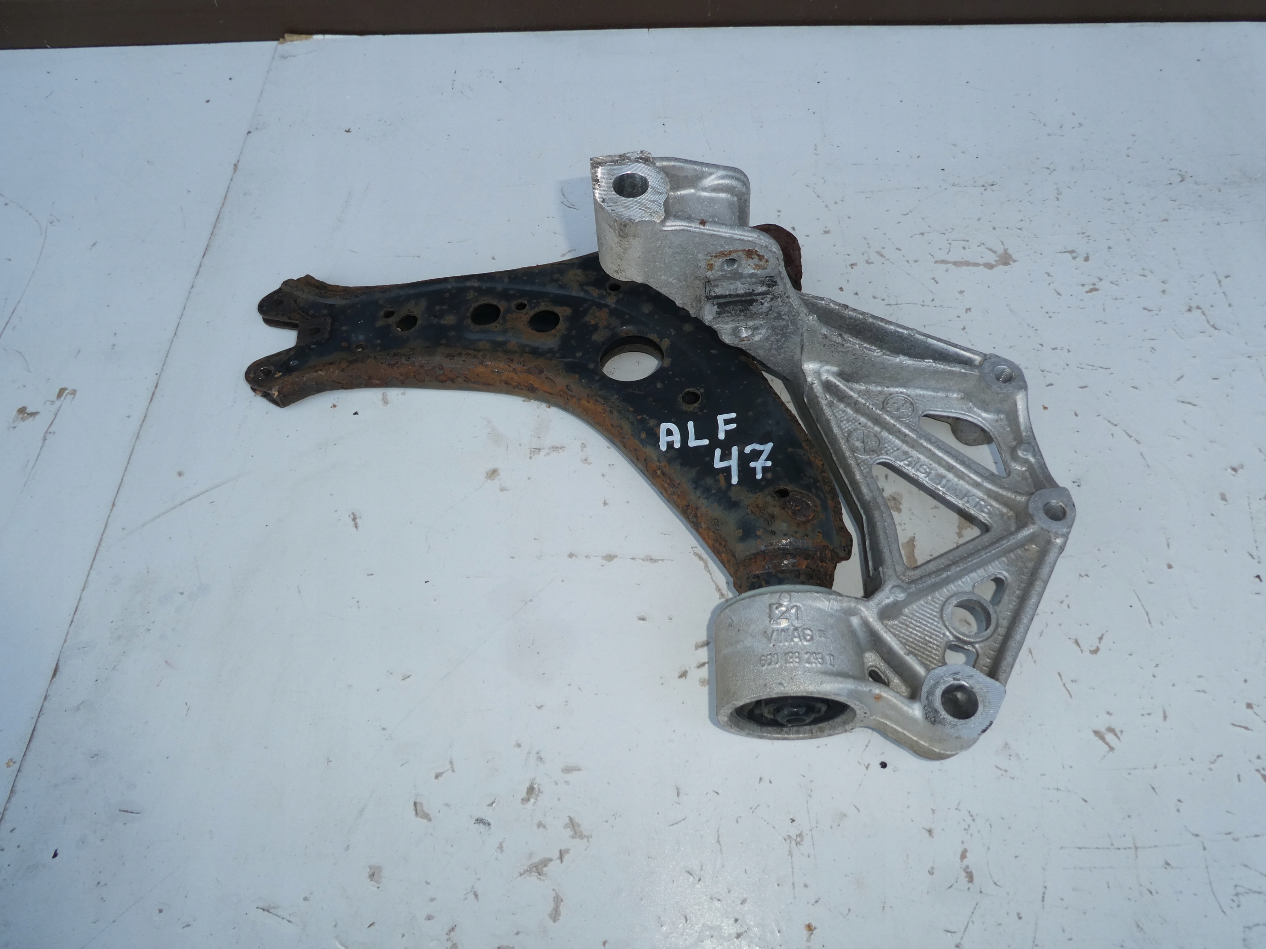 console arms left front VW POLO IV 9N 6Q0199293D