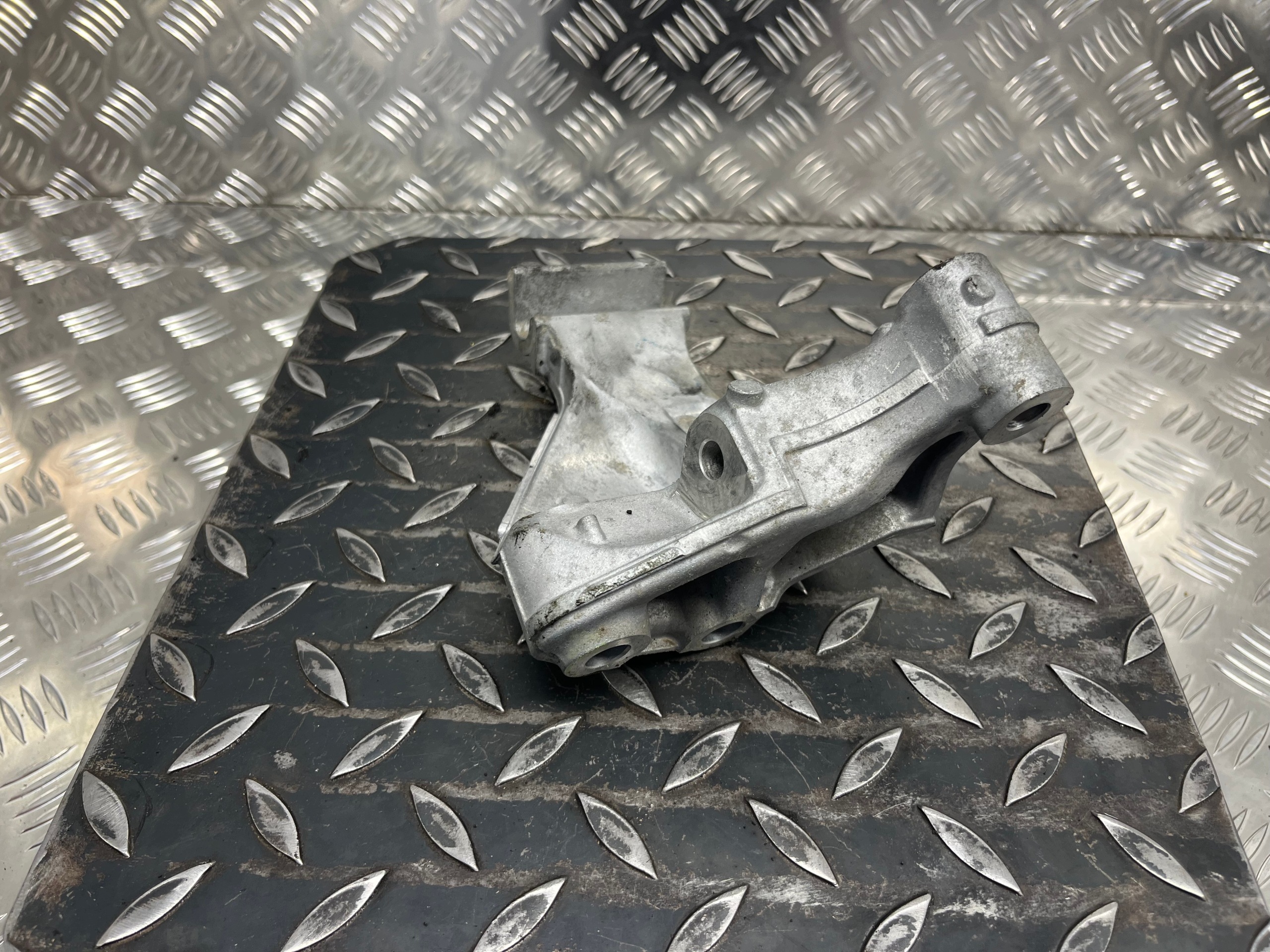 supporto staffa alternatore MAZDA CX3 S55018371
