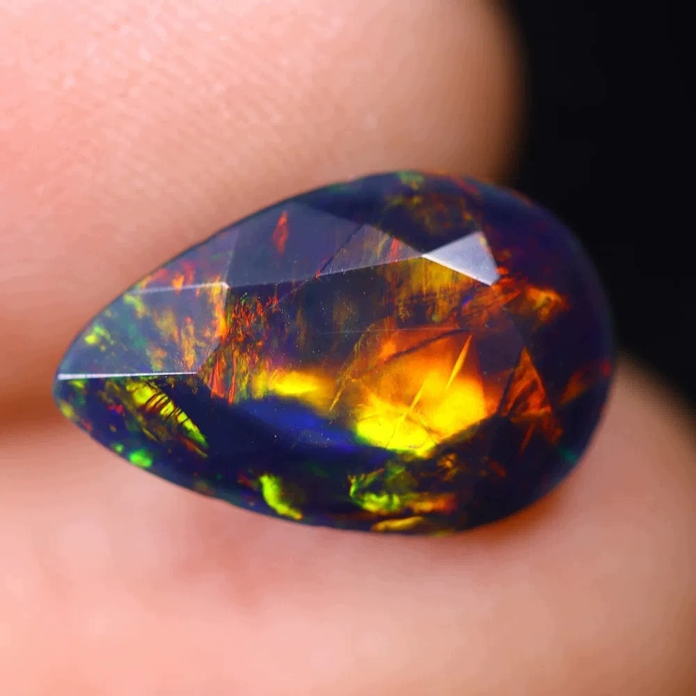Přírodní opál Černý 2.65 ct Lžička Etiopie certifikát Wbd