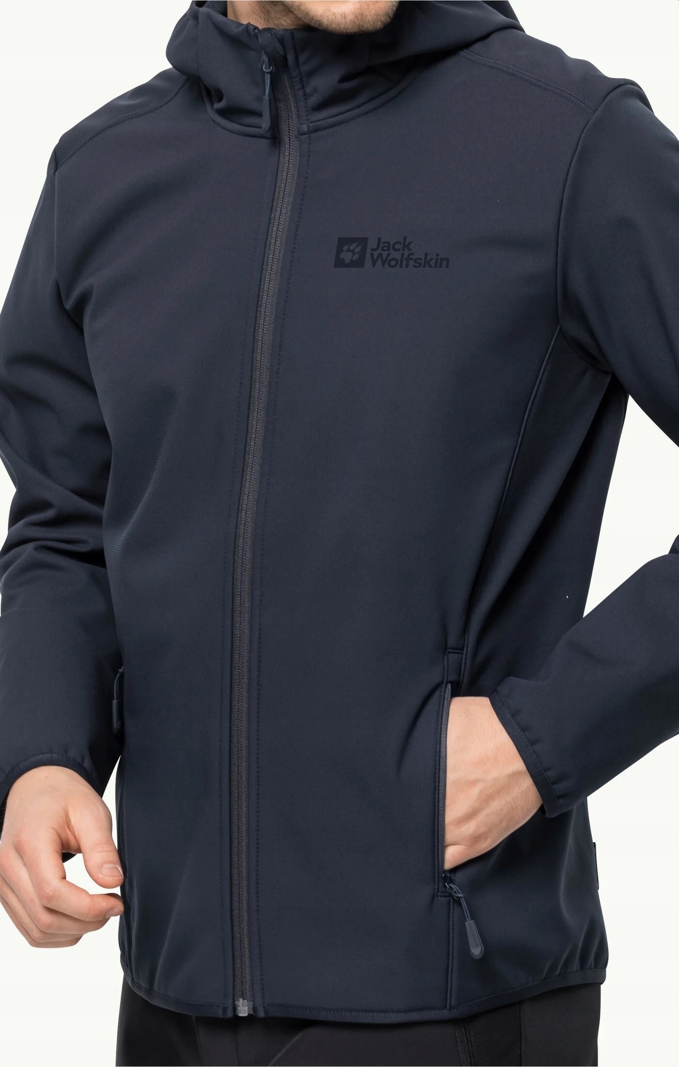 MĘSKA KURTKA SOFTSHELLOWA JACK WOLFSKIN KAPTUR L Model 1307471-1010 BORNBERG NIGHT BLUE