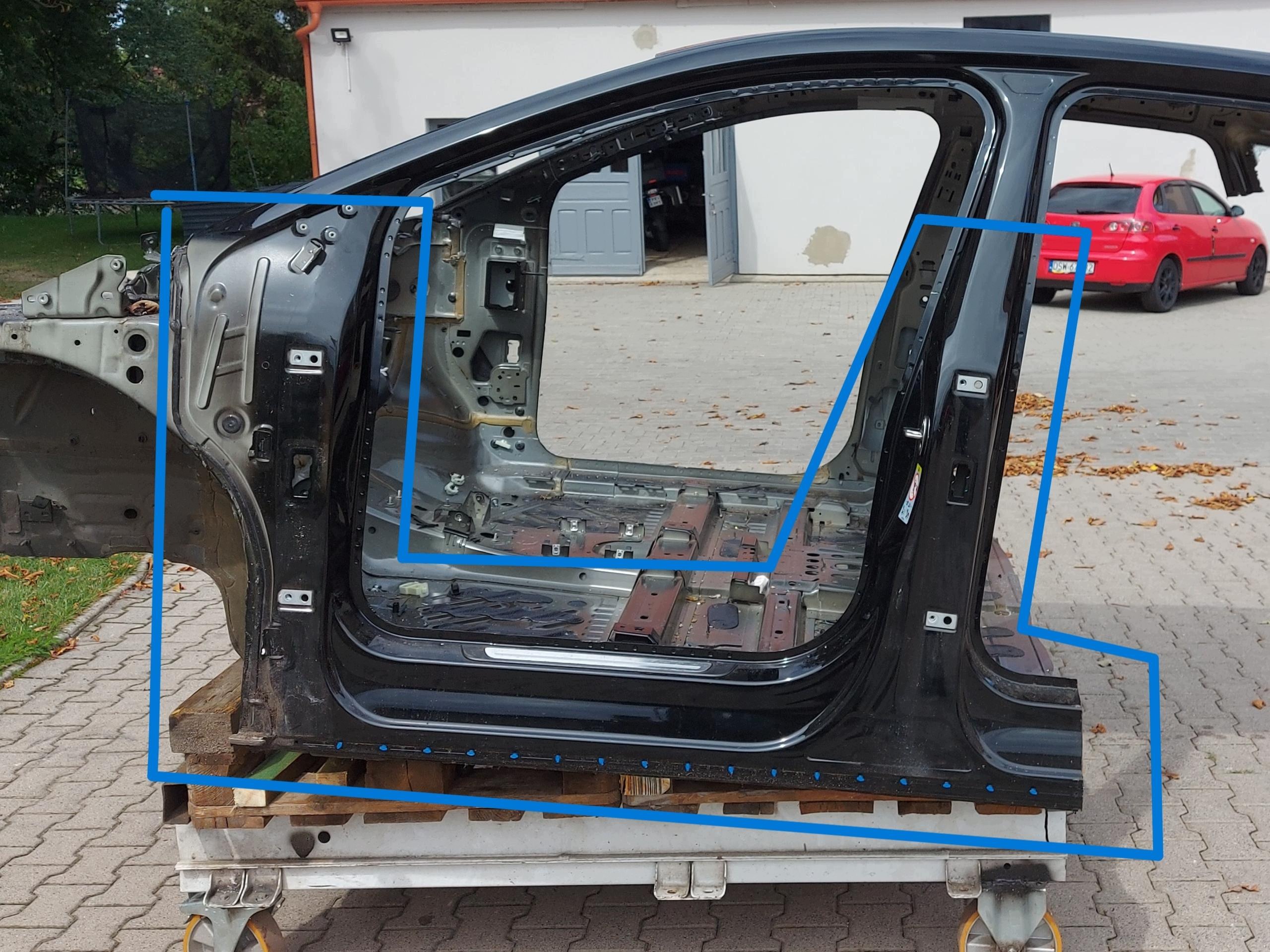 Audi Q4 89A 45 E-TRON , SUV, 2023 pillar central left threshold