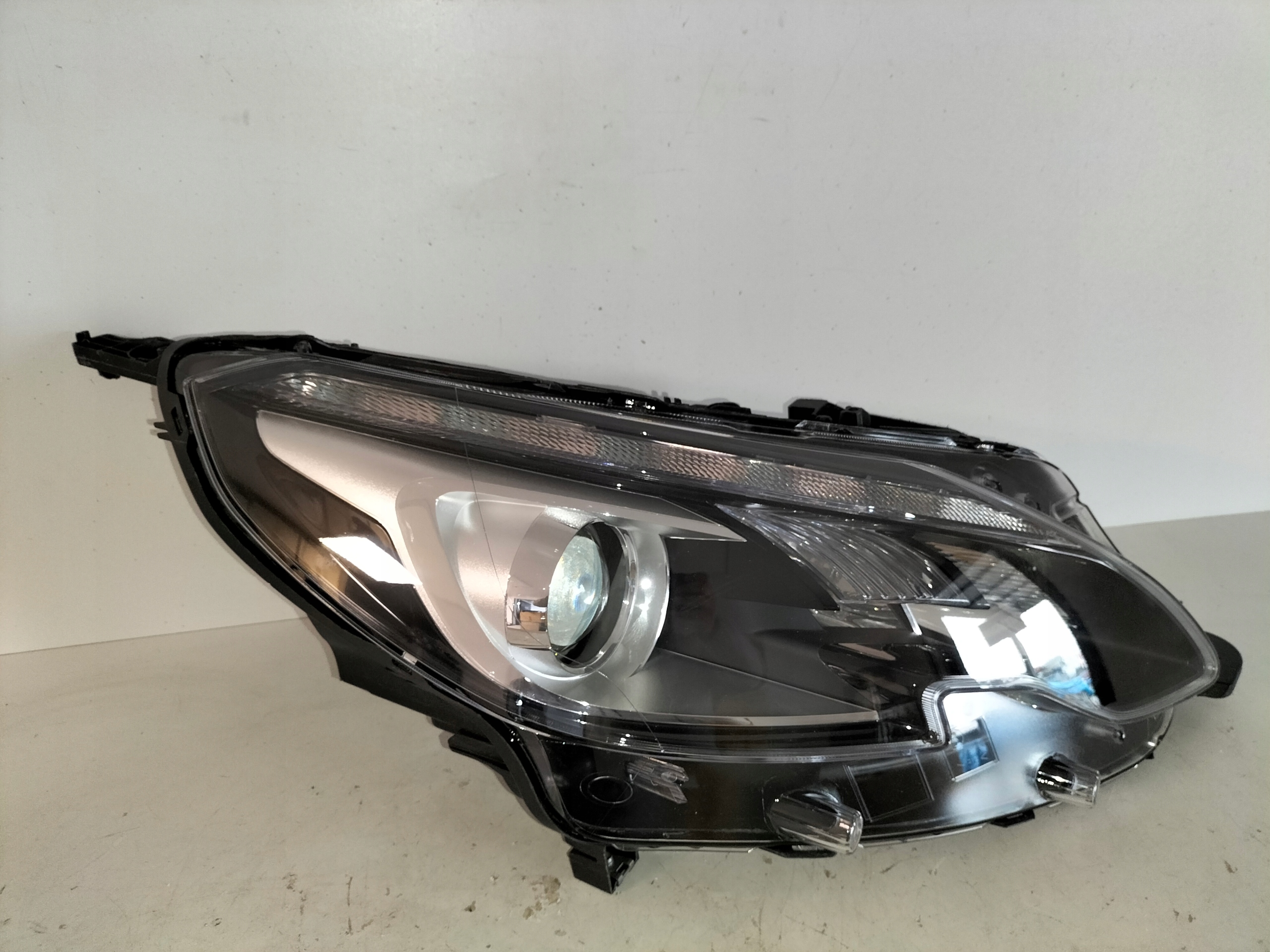 light front reflektor right PEUGEOT 2008 and LIFT 16-19