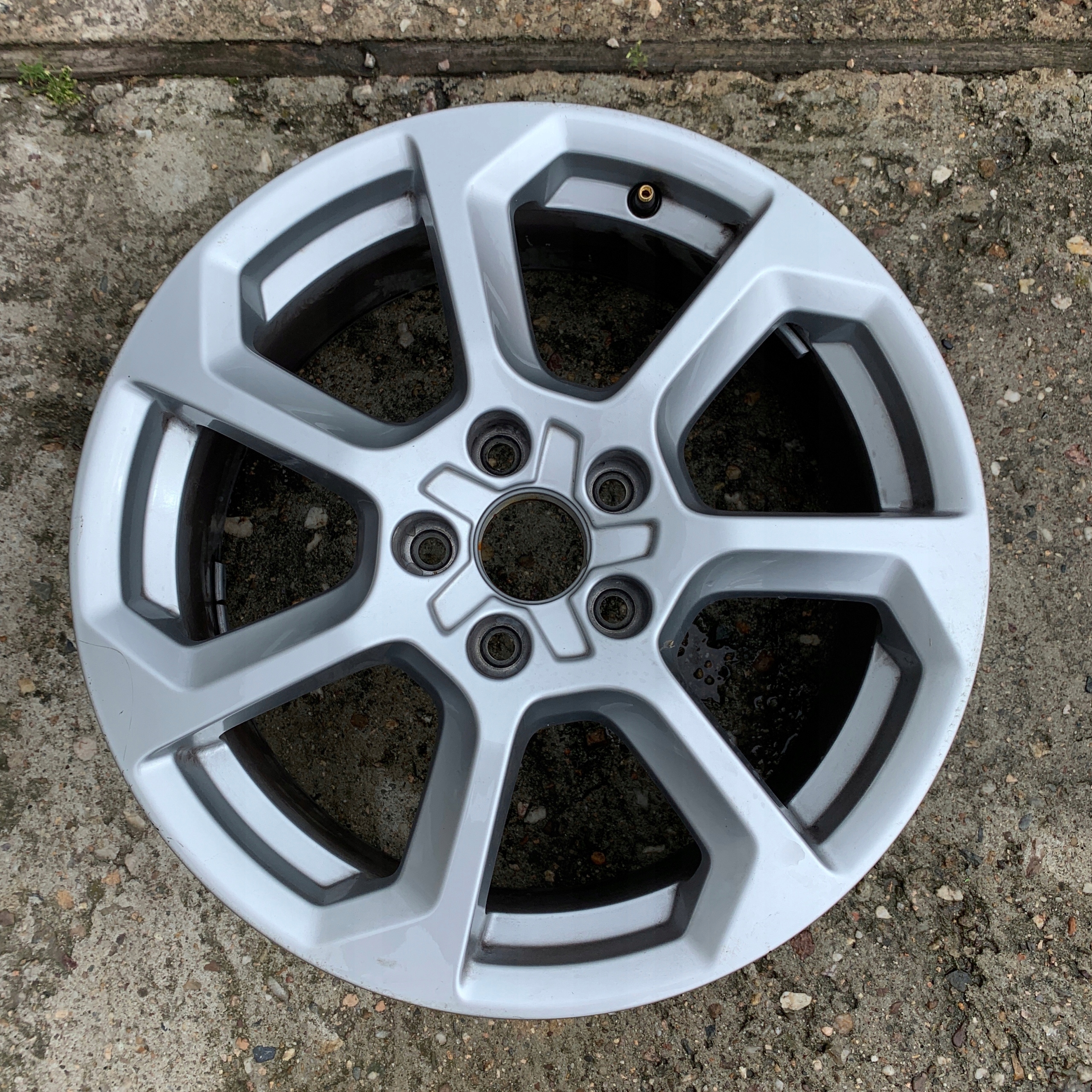 FELGA AUDI Q2 S LINE 81A601025D 7J 17'' ET45 Liczba felg w ofercie 1 szt.