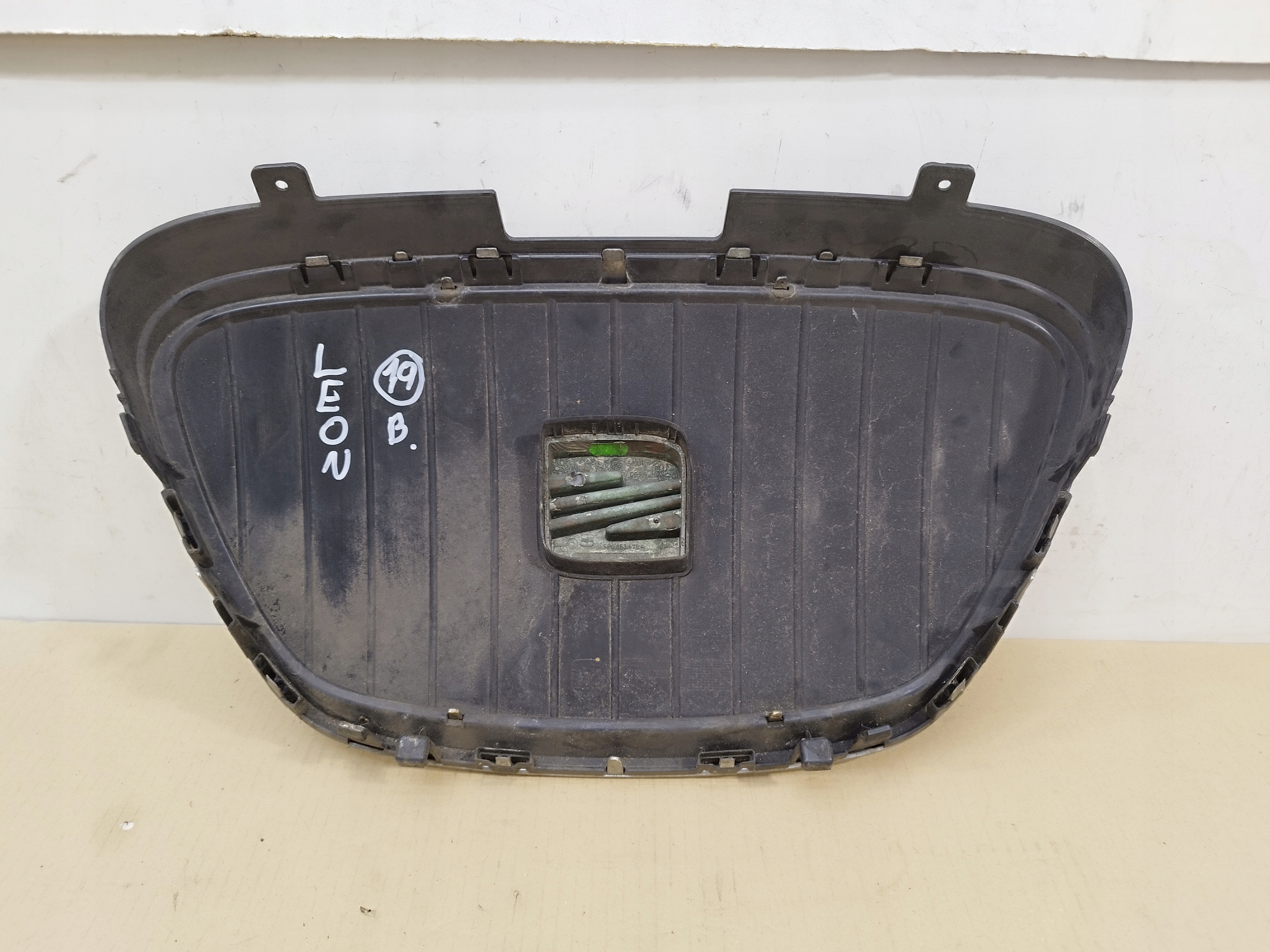 решетка радиатора бампер перед seat Leon II рестайлинг года 2009-2012 1P0853654D