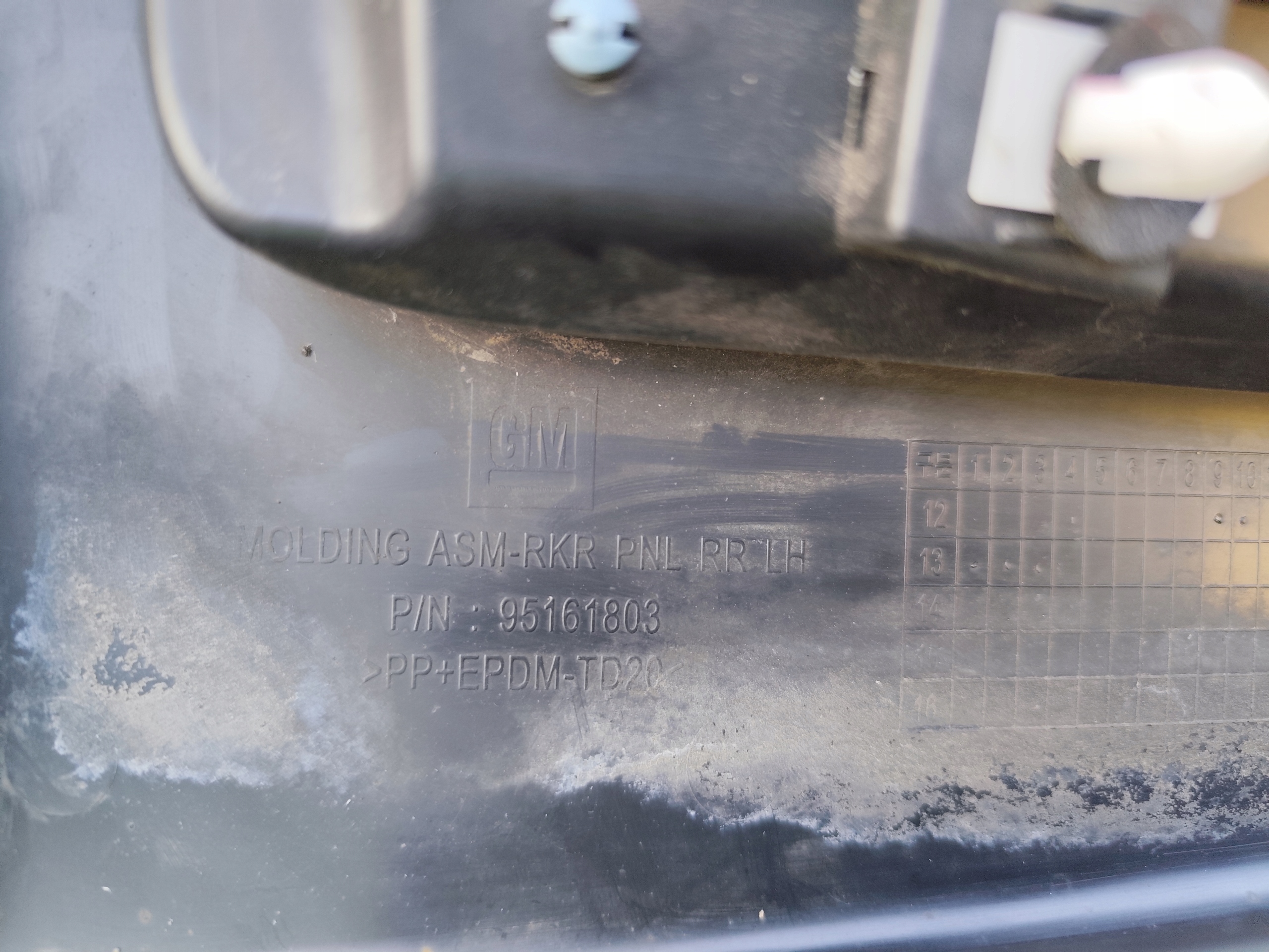 CHEVROLET TRAX 2013 moulding threshold rear left