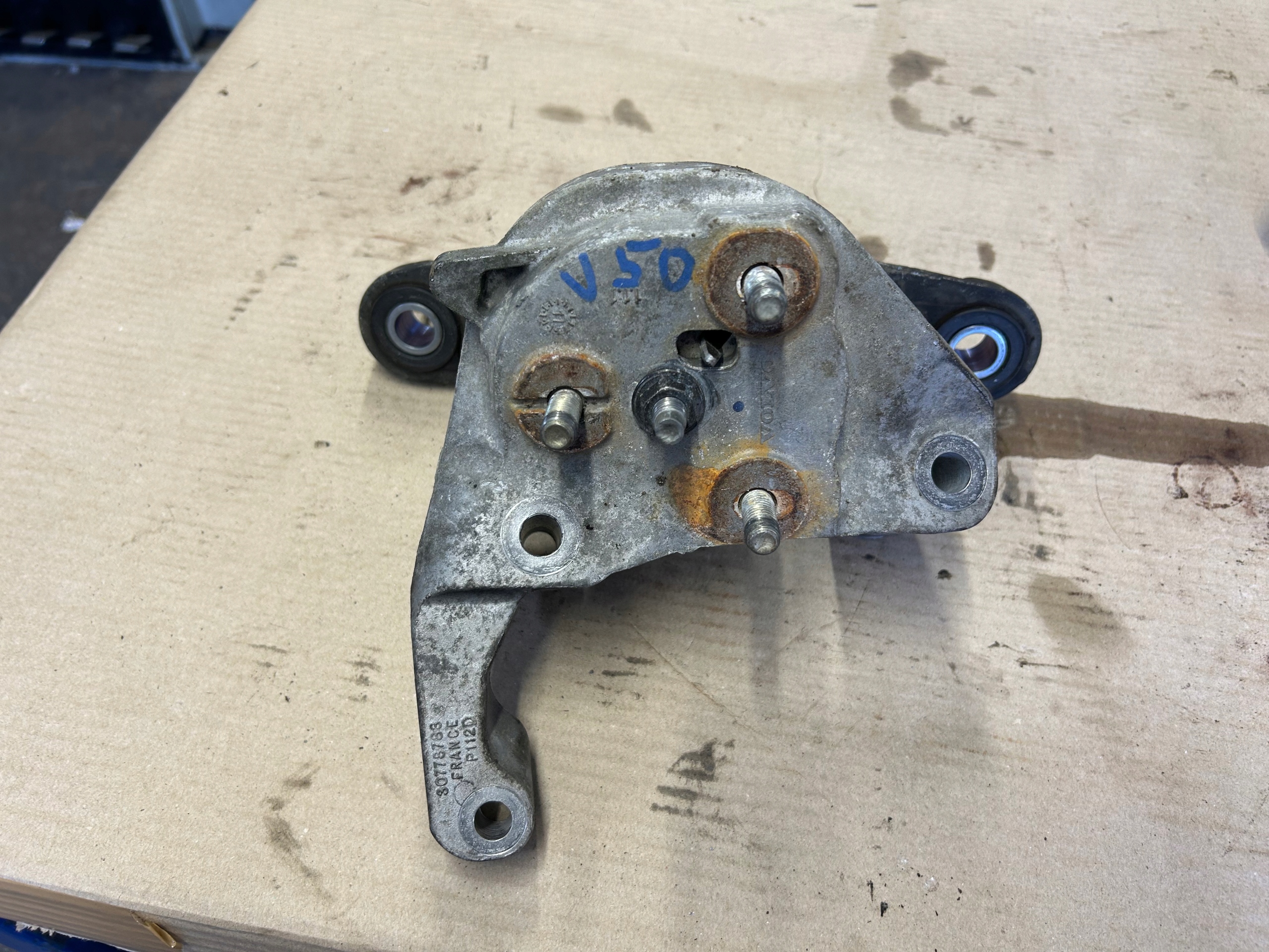 VOLVO V50 2,0 D engine mount 30778783