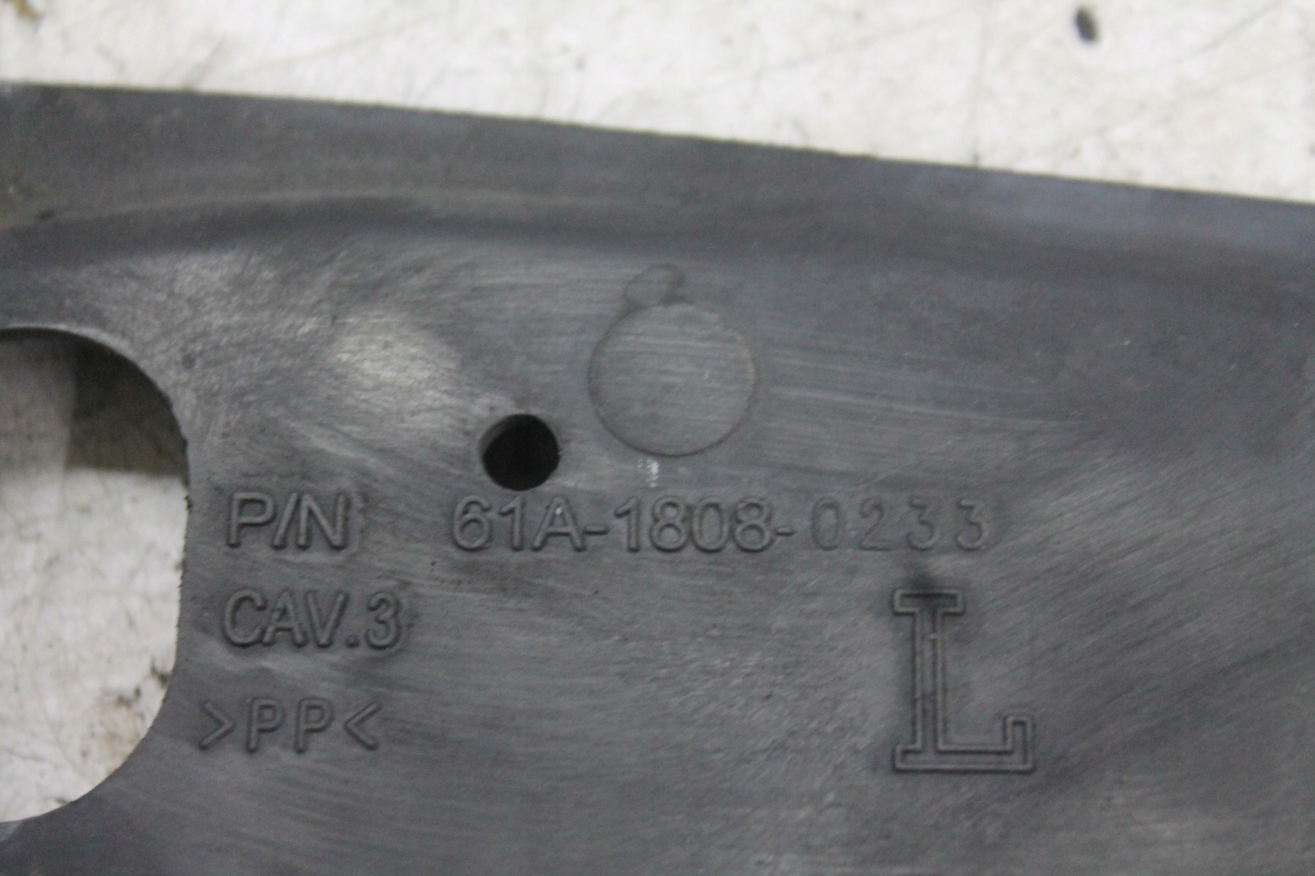 mudguard flap left front JEEP GRAND CHEROKEE III WK 04-10