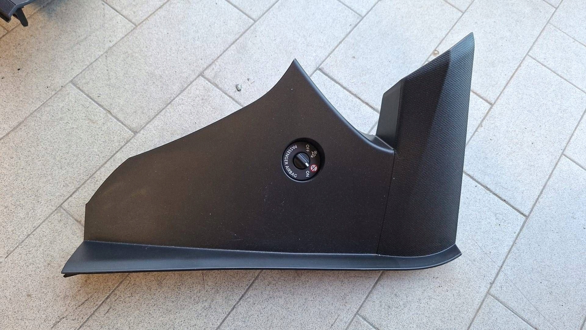 side spoiler consoles right side Renault Clio VI 689208922R