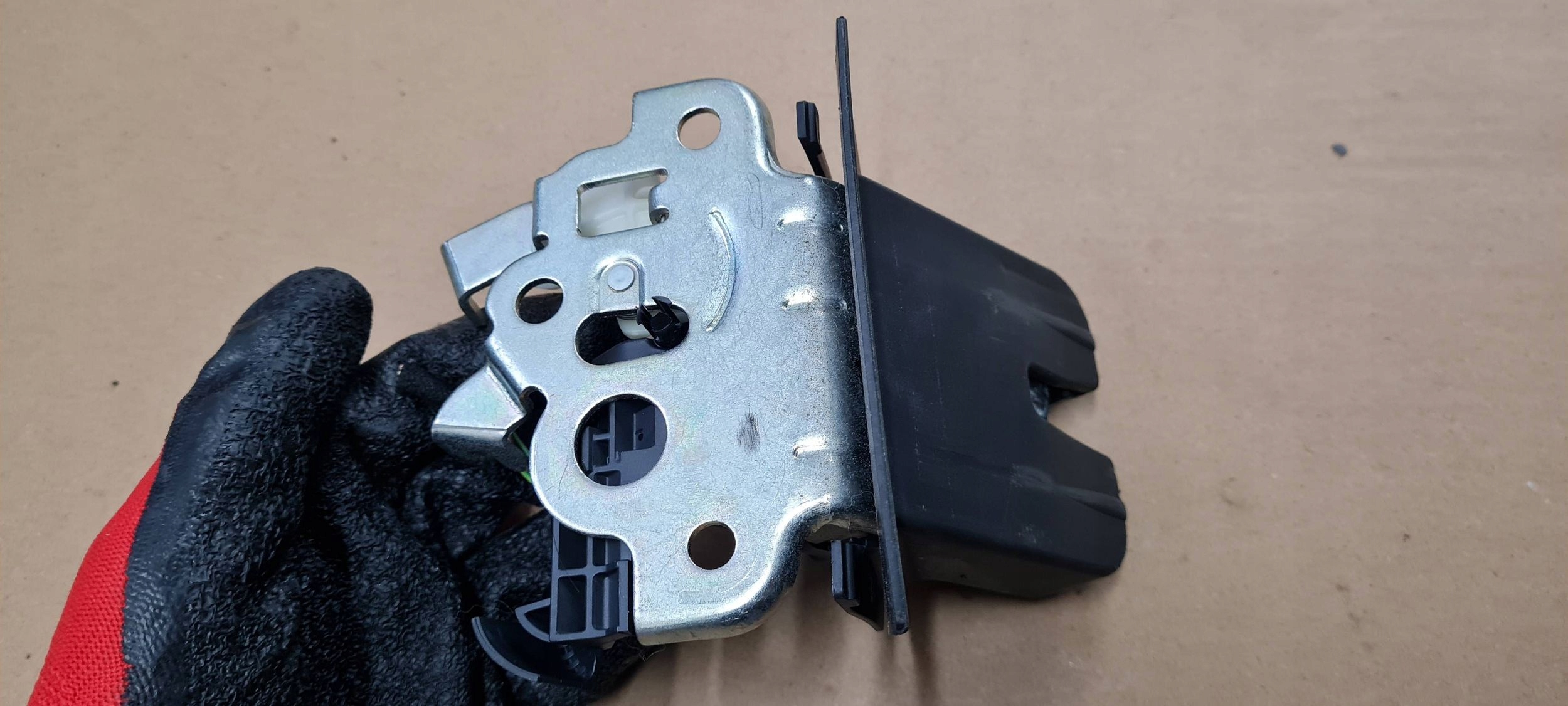 S4 B8 A4 lock bonnet boot rear part KOMBI 8K9827505A