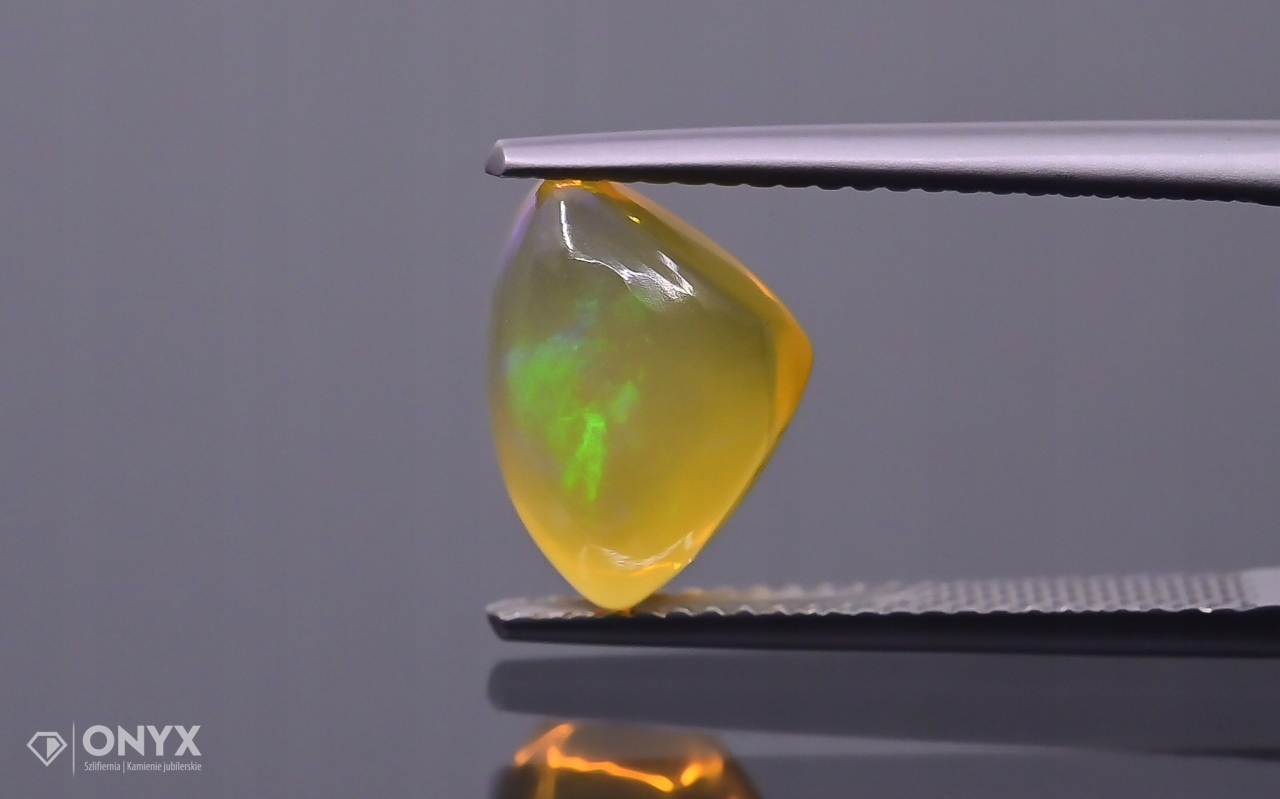 Opál z Etiopie kabošon nepravidelný 11,5x8,5 mm