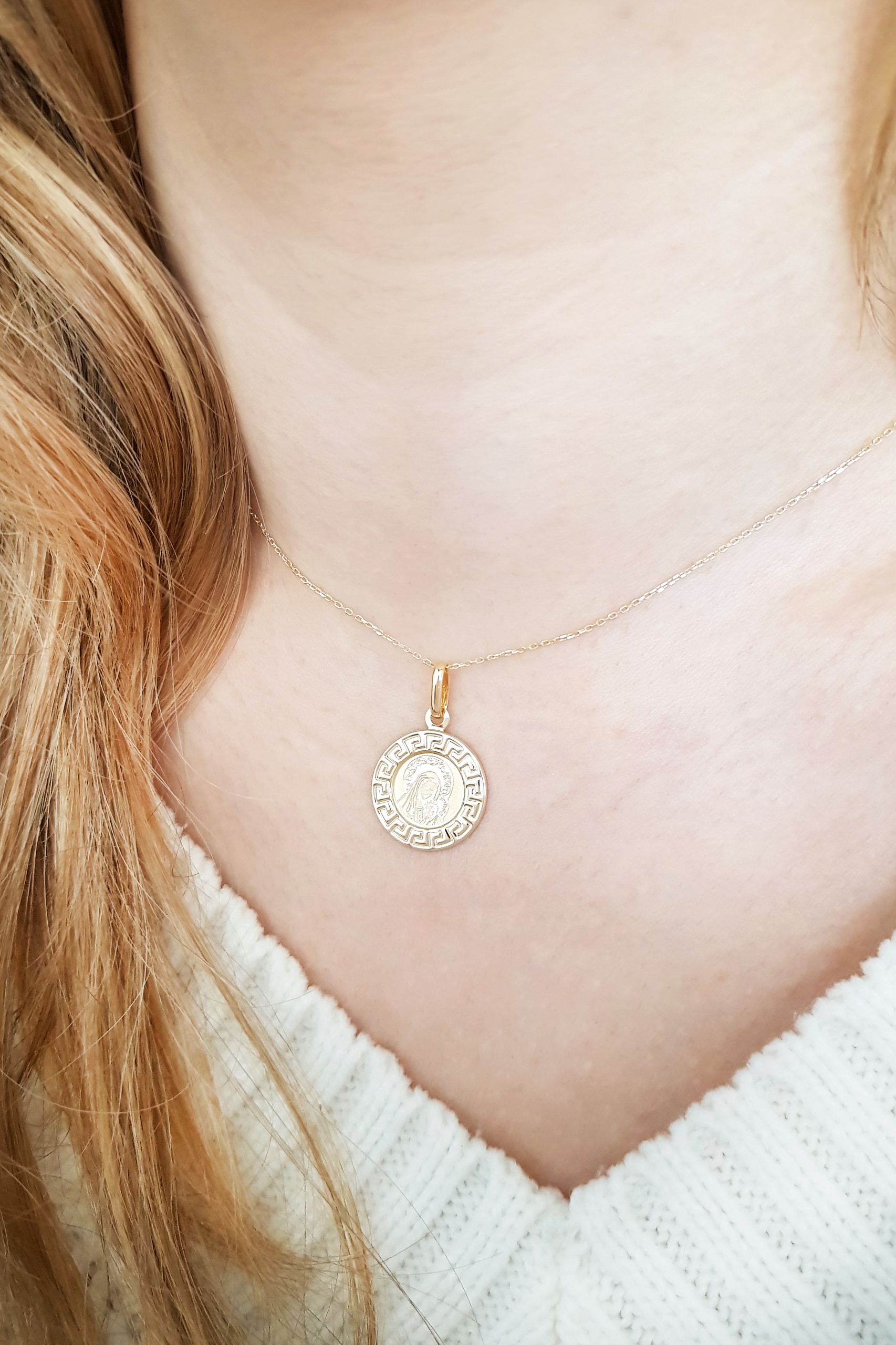 ZŁOTA ZAWIESZKA DO ŁAŃCUSZKA OKRĄGŁY MEDALIK Z MATKĄ BOSKĄ PR. 585 Kolor dominujący złoty