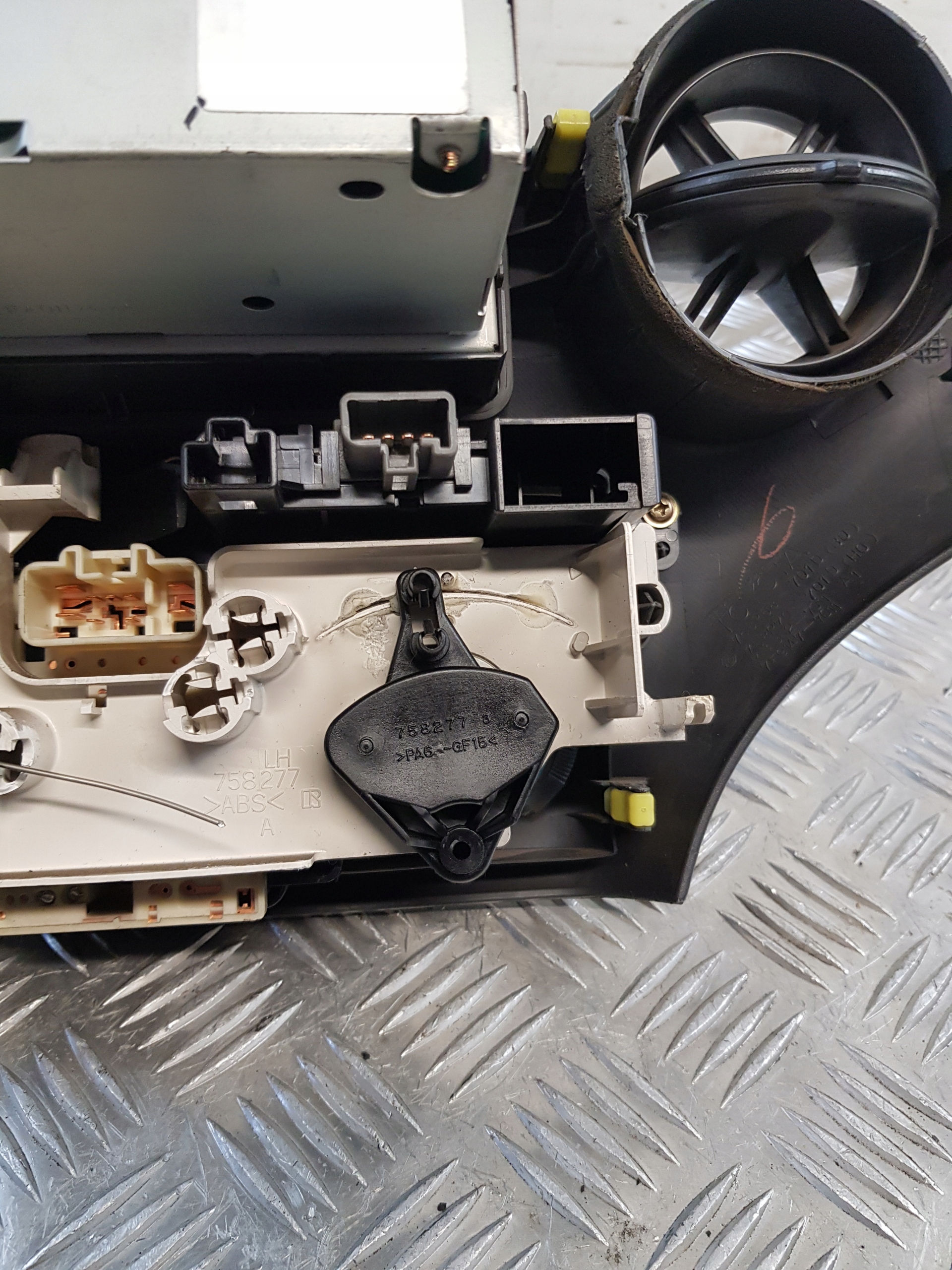 PANEL BOCCHETTE 758268-701D + Schermo RADIA 8611052011B0 TOYOTA YARIS e
