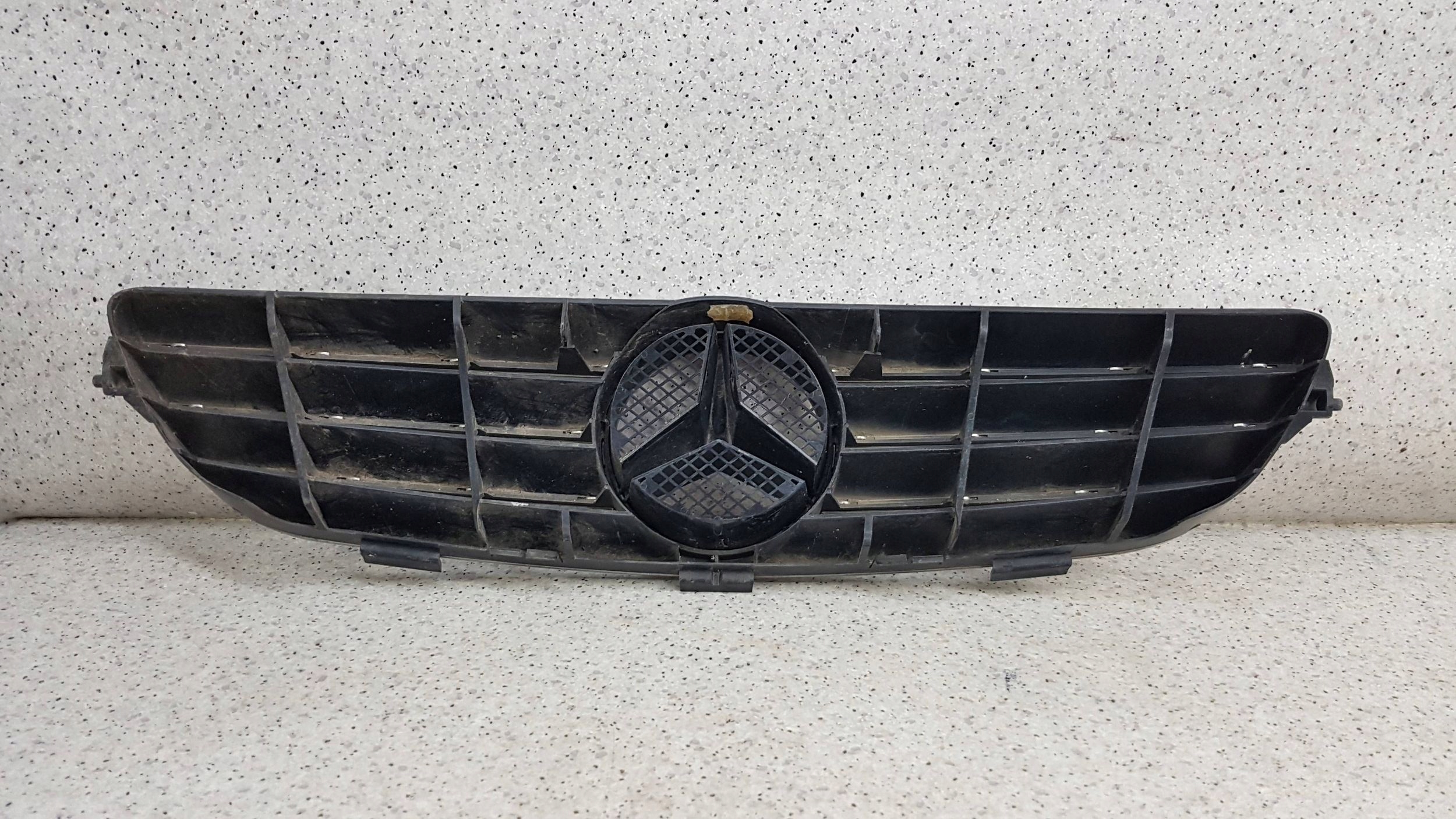 MERCEDES CLK A209 C209 2003 - Grill Grill A2098800183