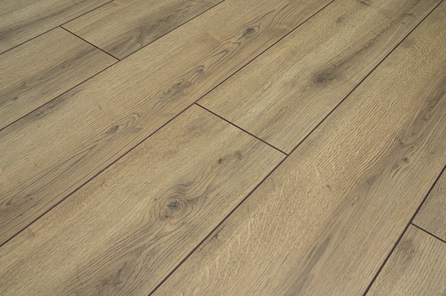 PANELE PODŁOGOWE KRONOTEX ROBUSTO AC5 12MM V4-FUGA Szerokość produktu 18.8 cm