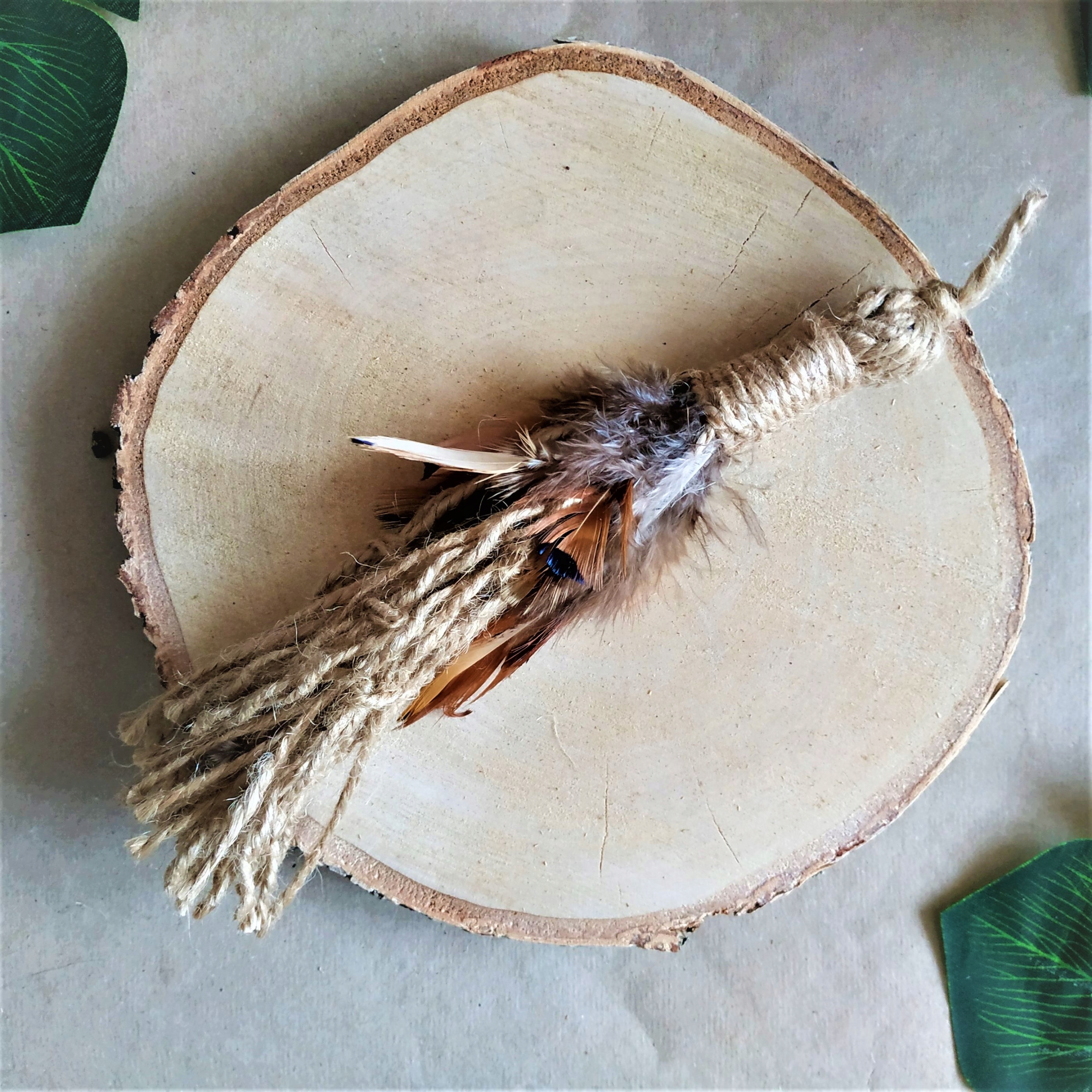 

naturalna ekologiczna zabawka dla kota z piórkami