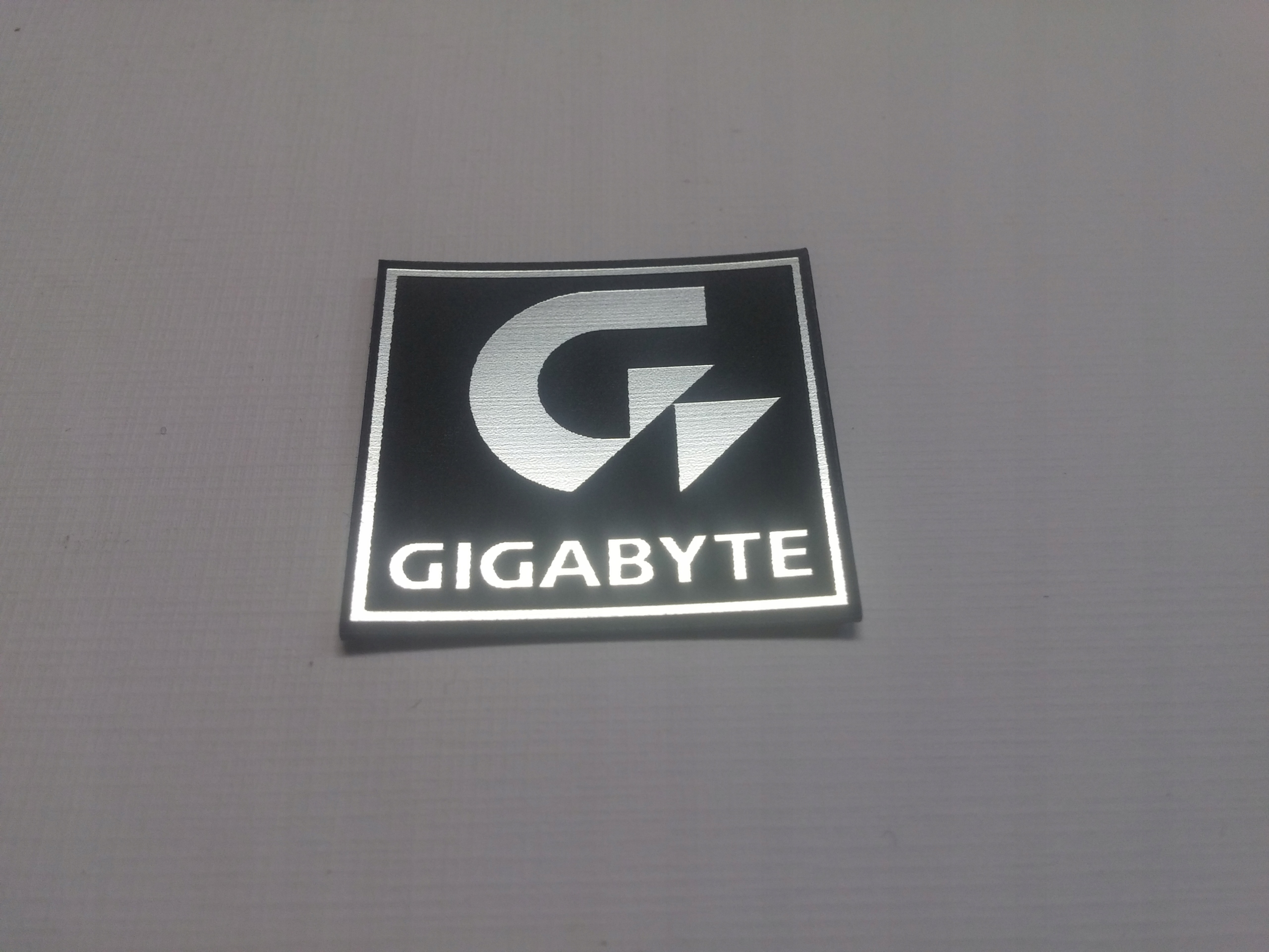 

Gigabyte naklejka emblemat 29 x 27 mm *srebrna