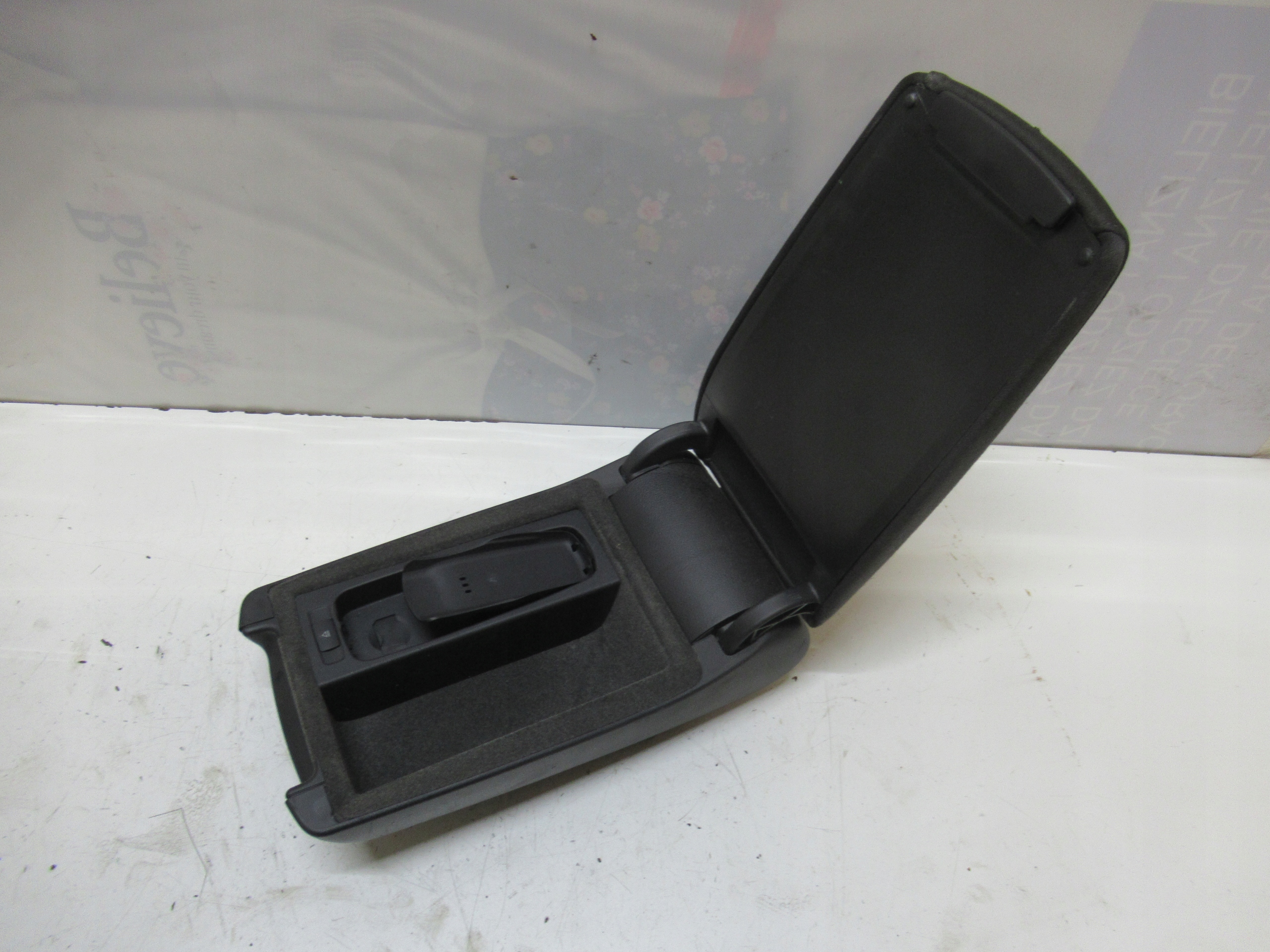AUDI A6 C6 05R armrest 4F0971178A