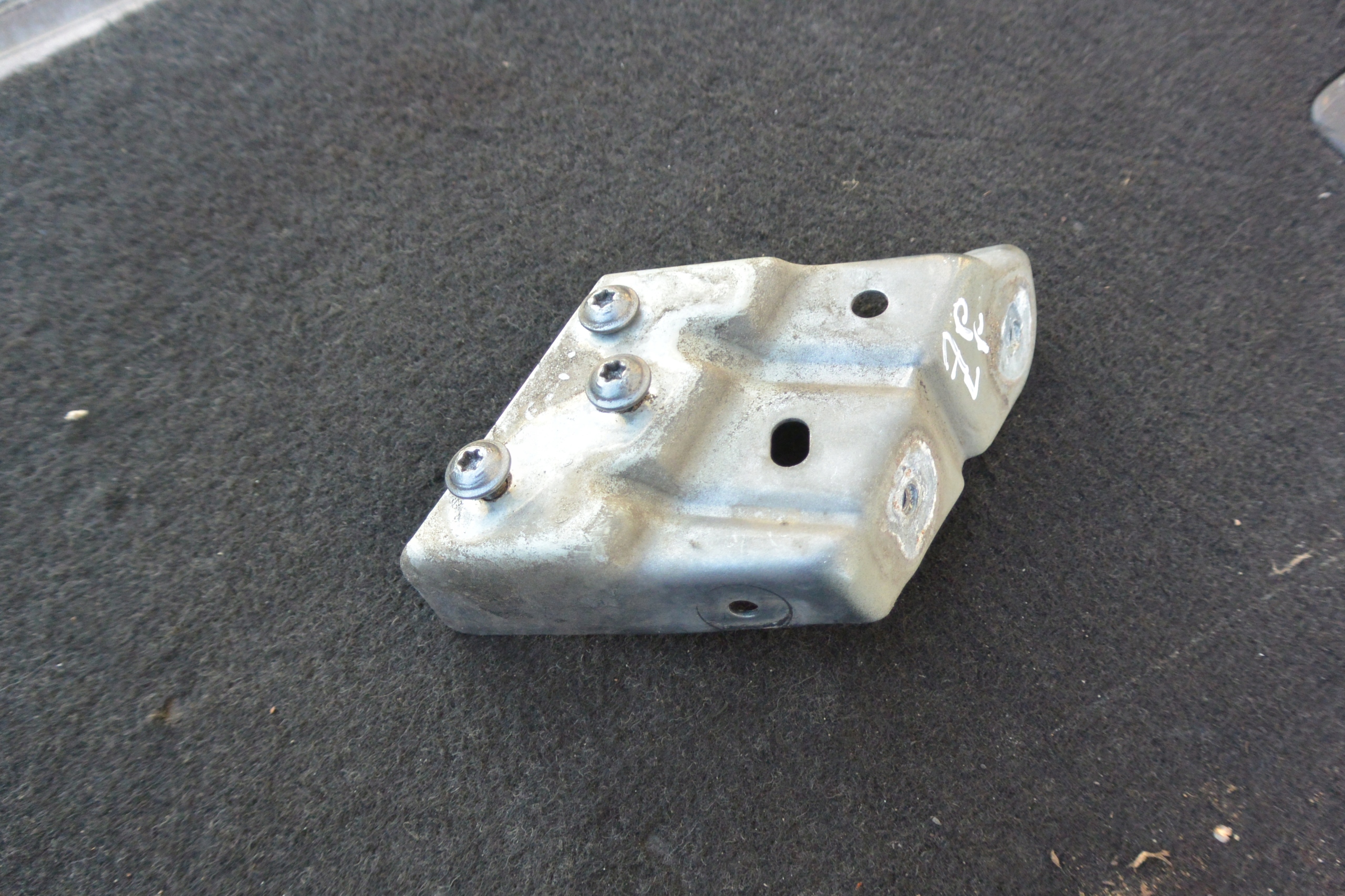 Console Support plaque Aile Gauche Avant VW TOUAREG 7P