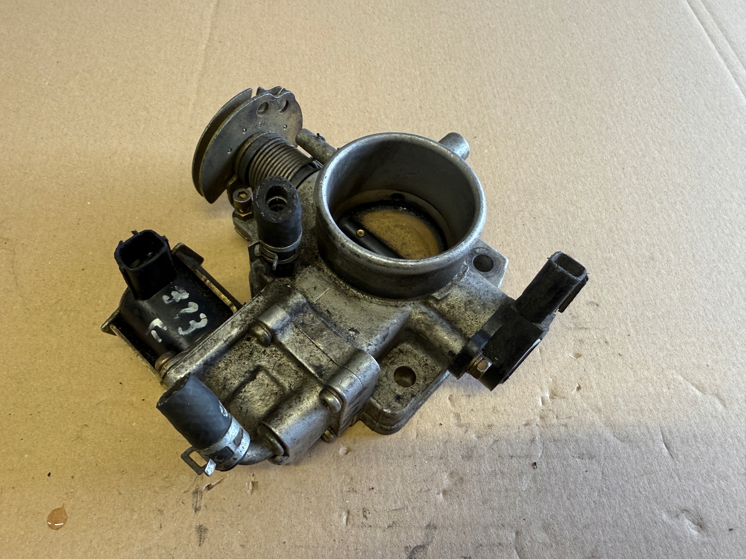 MAZDA 323F 1.3 1.5 Valvola a farfalla E9T06571