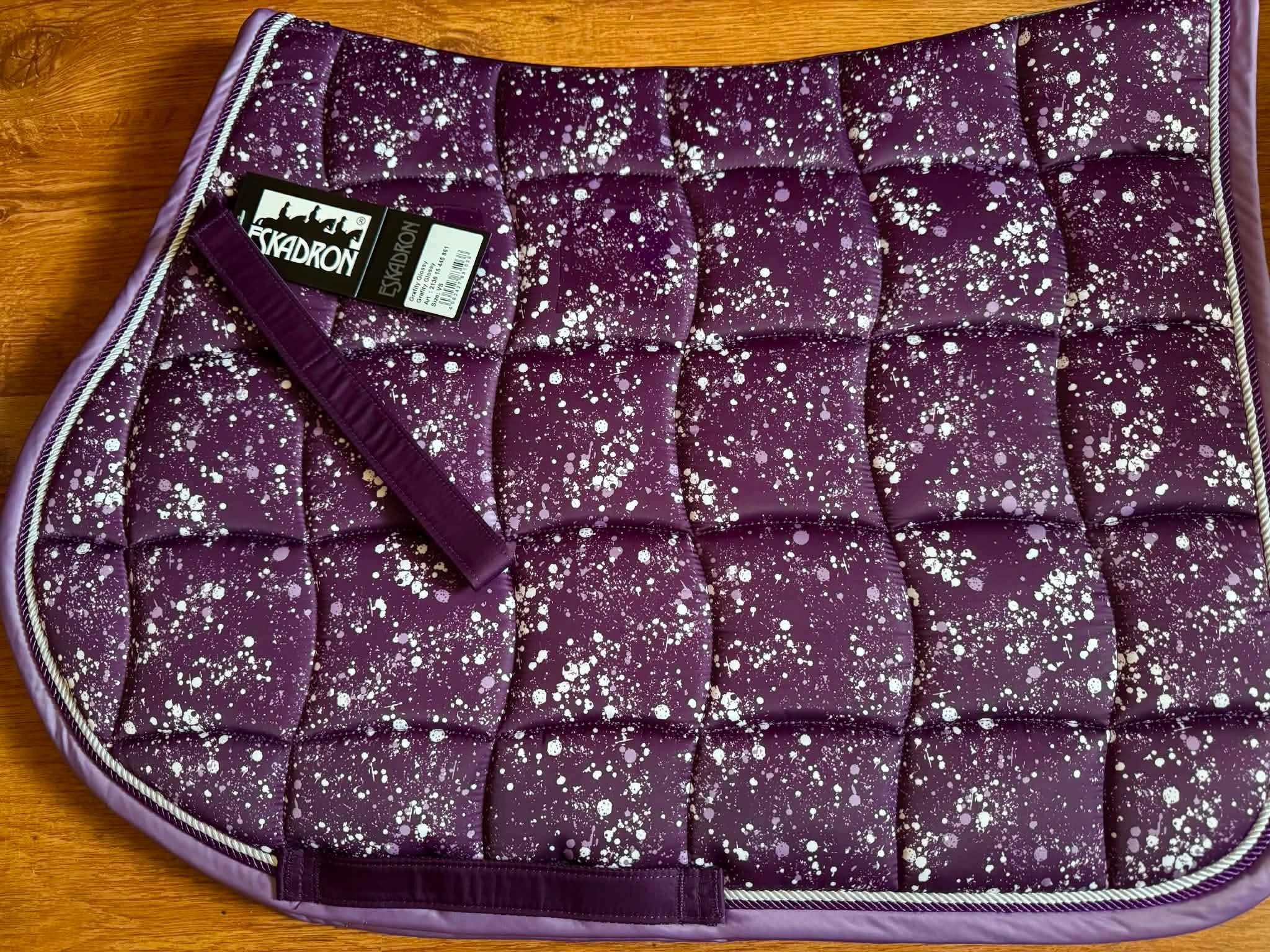 Czaprak Eskadron Graffiti Performance Glossy Pad in lilac Vs Full