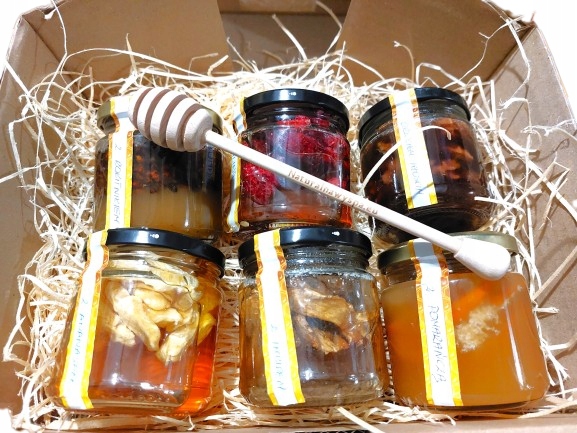 Zestaw miodów z dodatkami w pudełku miód z maliną, wiśnią, imbirem, cytryną