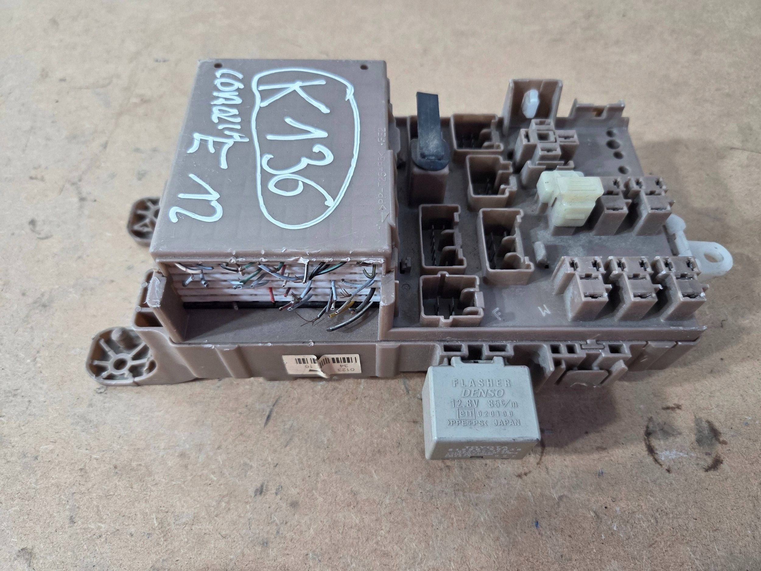 Toyota Corolla E12 E13 Module fusibles 8264102050 (K136)
