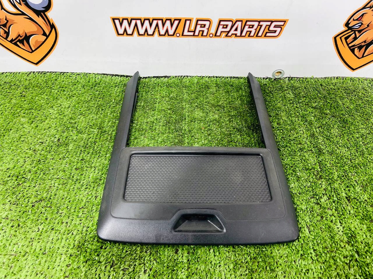 элемент подлокотника Range Rover Sport L461 M8E2045A66CA